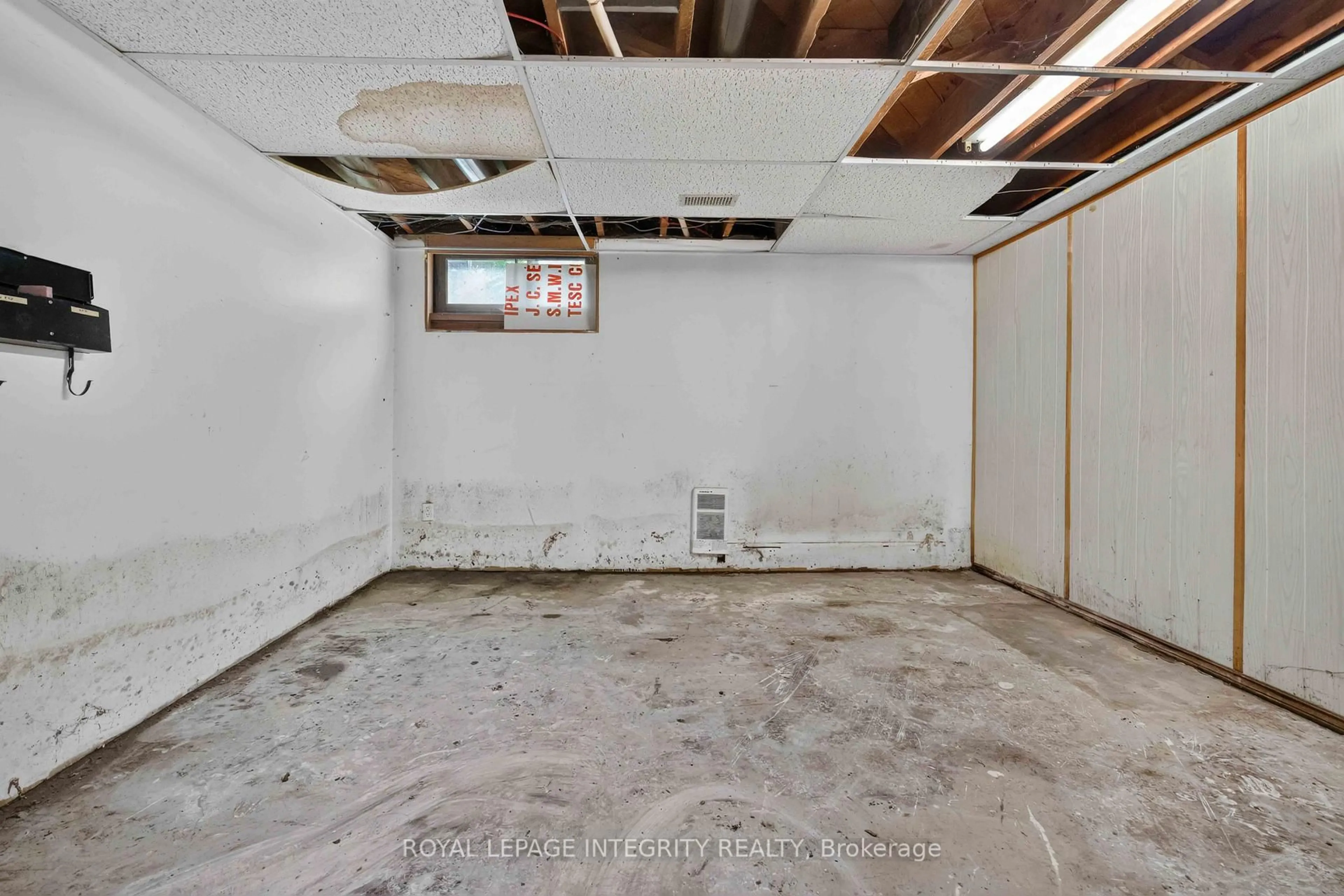 A pic of a room for 1274 Woodroffe Ave, Ottawa Ontario K2C 2T6