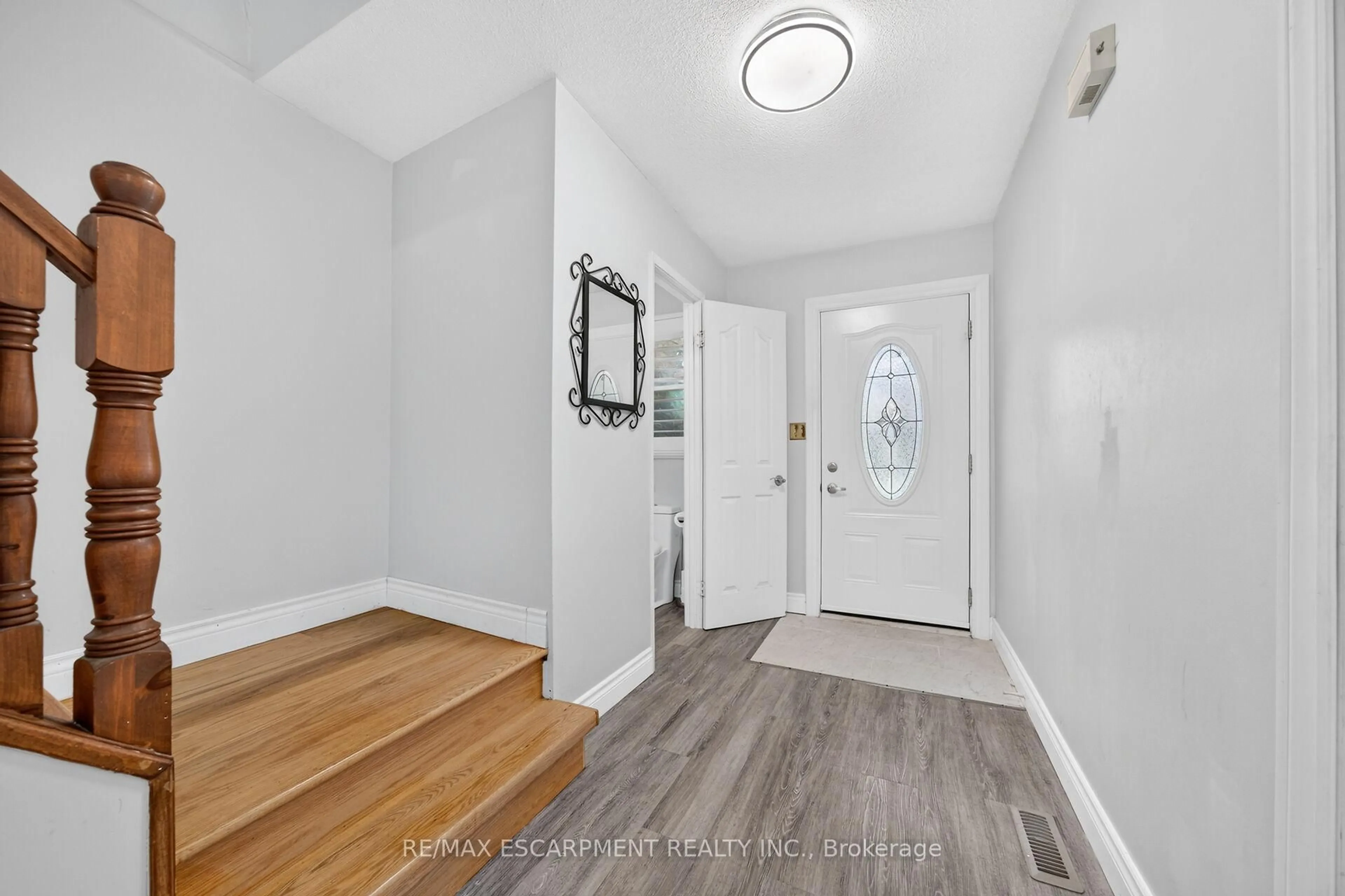 Indoor entryway for 860 Rymal Rd #27, Hamilton Ontario L8W 2X4