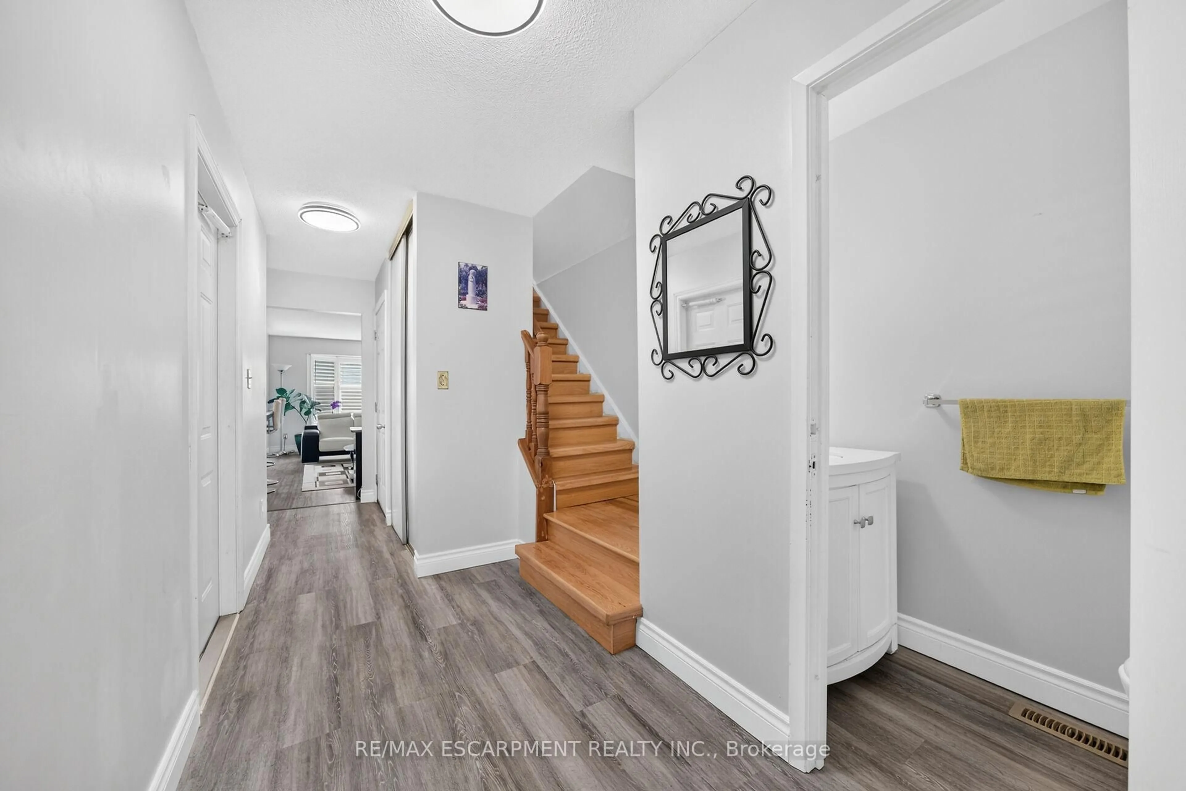 Indoor entryway for 860 Rymal Rd #27, Hamilton Ontario L8W 2X4