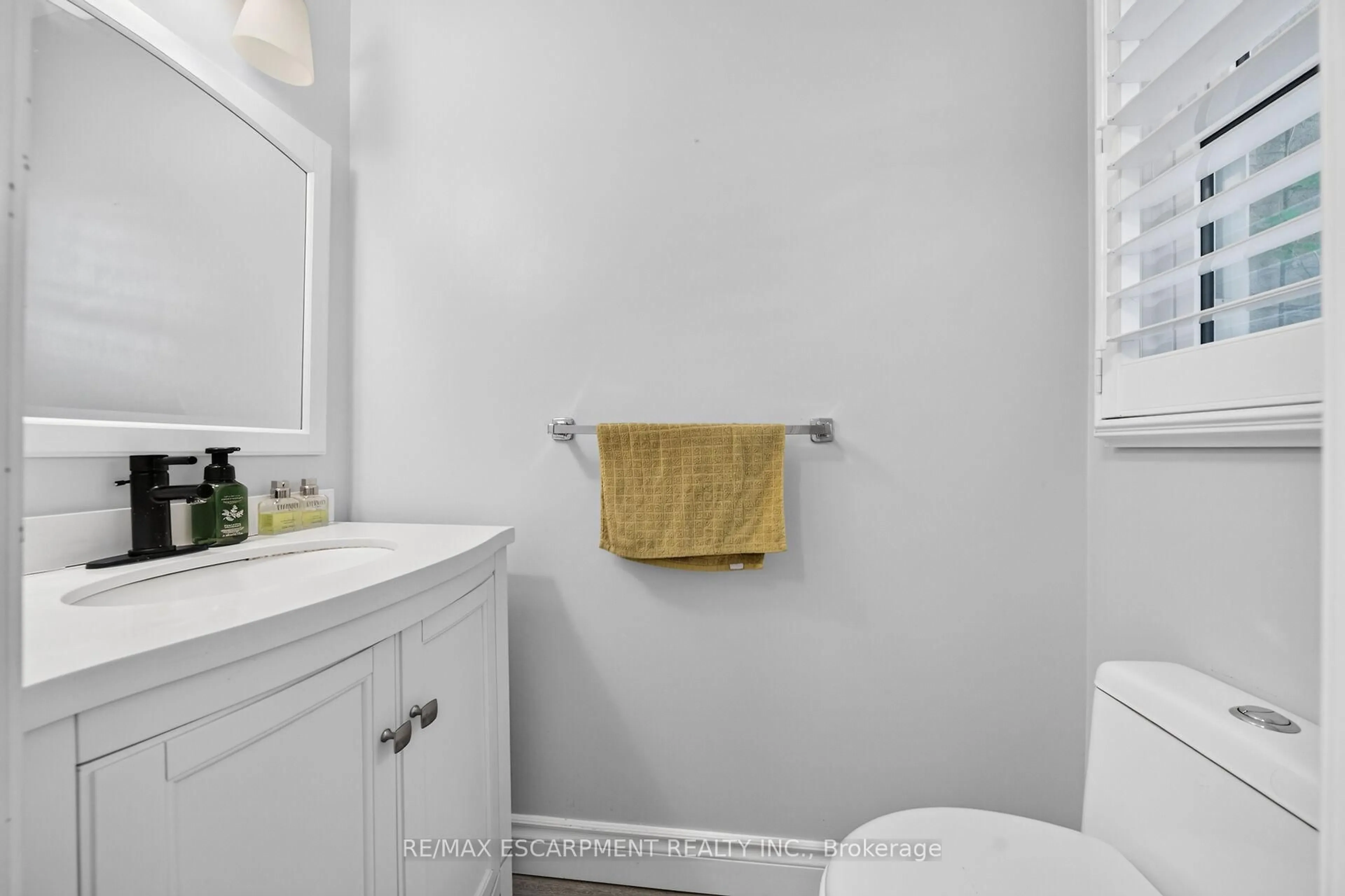Standard bathroom, ceramic/tile floor for 860 Rymal Rd #27, Hamilton Ontario L8W 2X4