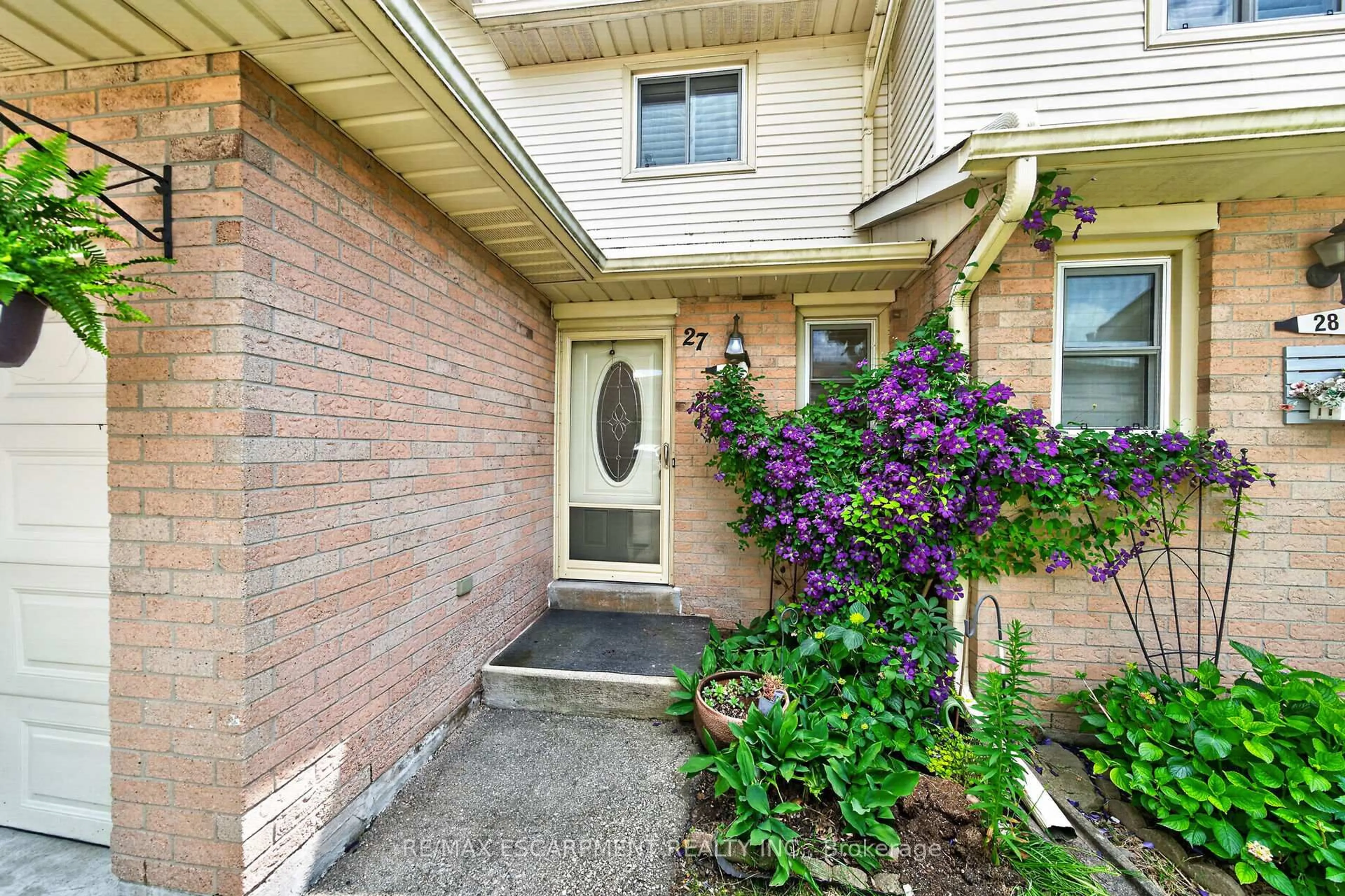 Indoor entryway for 860 Rymal Rd #27, Hamilton Ontario L8W 2X4