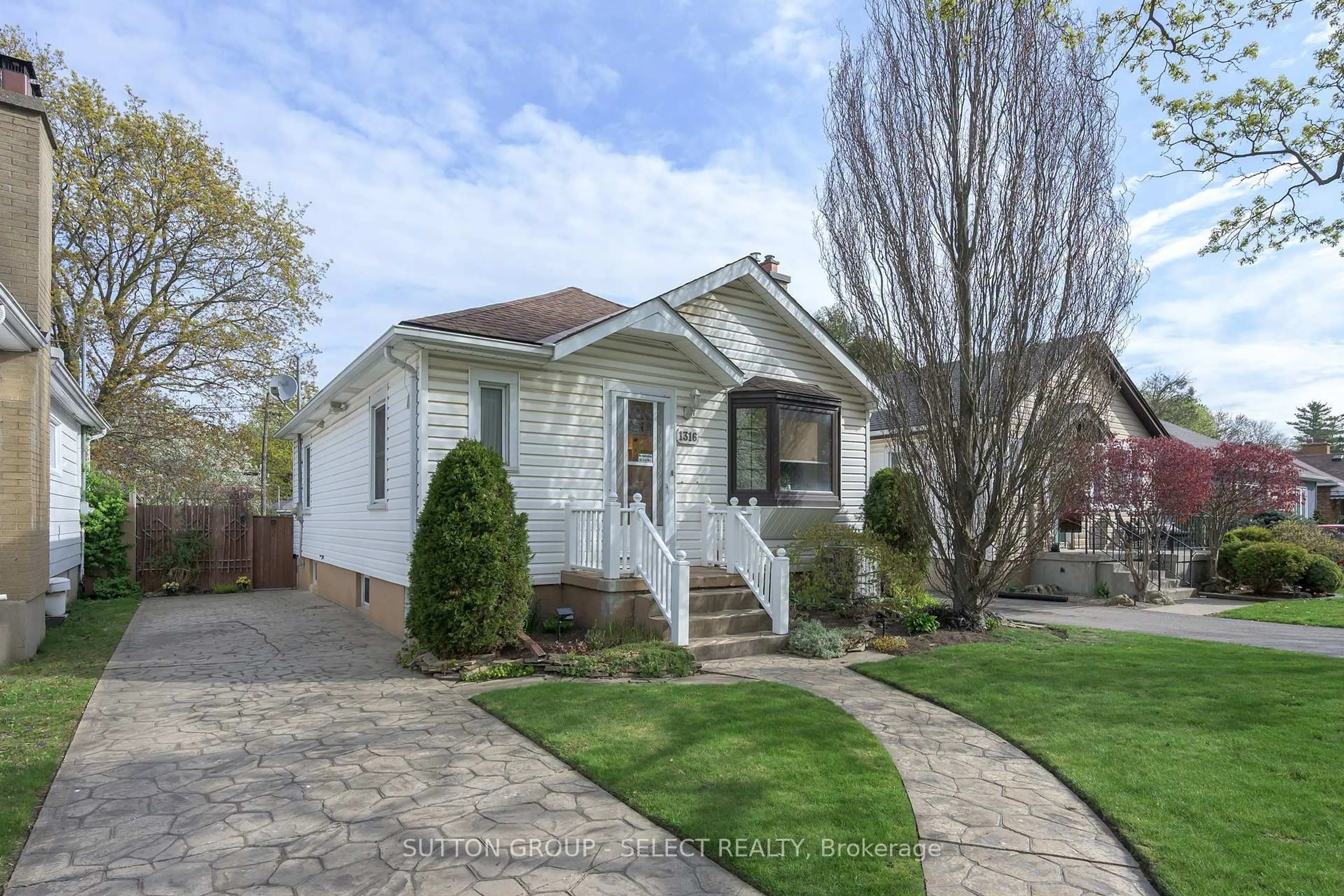 Home with vinyl exterior material, street for 1316 Langmuir Ave, London East Ontario N5W 2G6