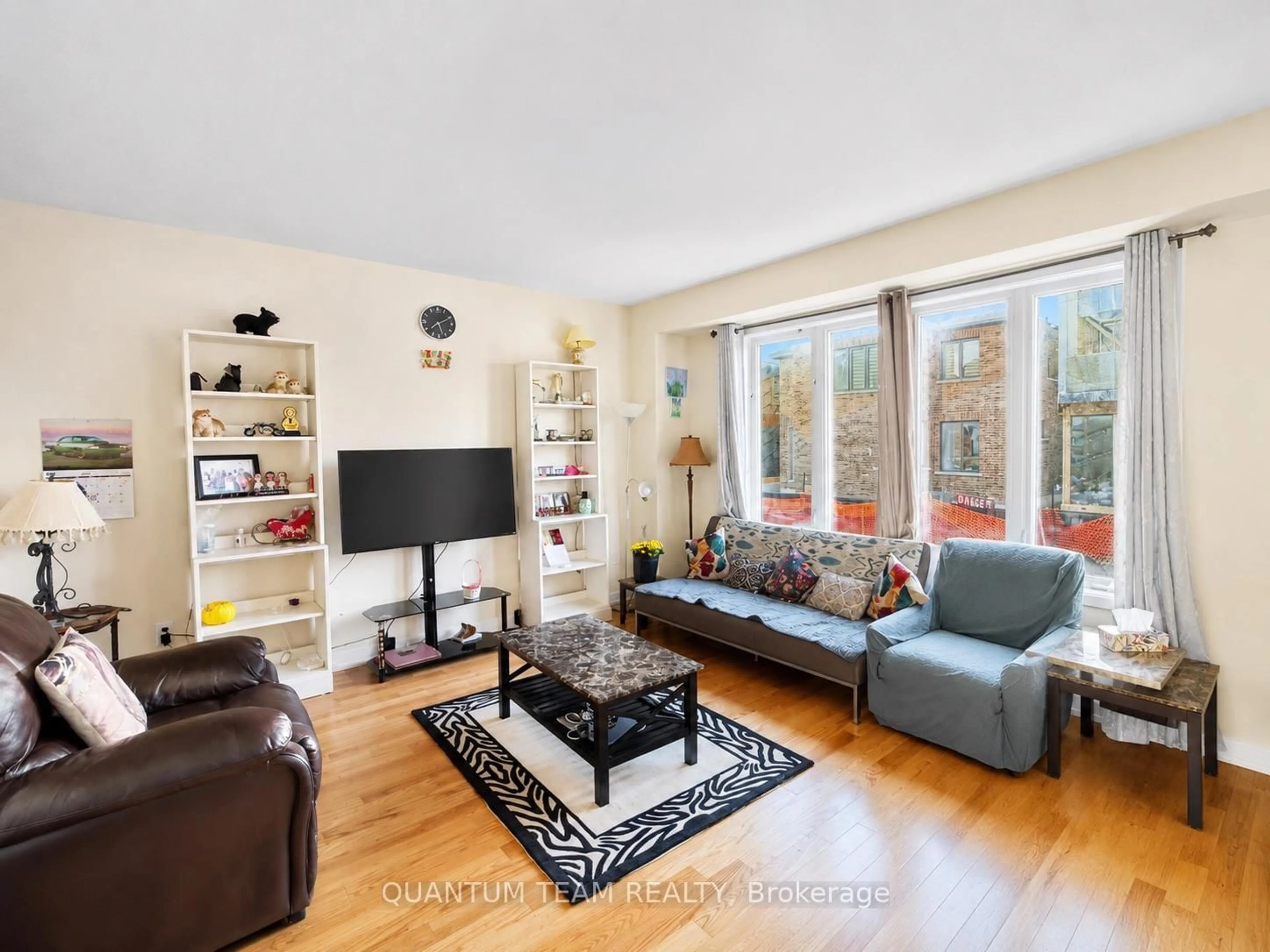 Living room with furniture, unknown for 60 Lavender Rd, Thorold Ontario L0S 1K0