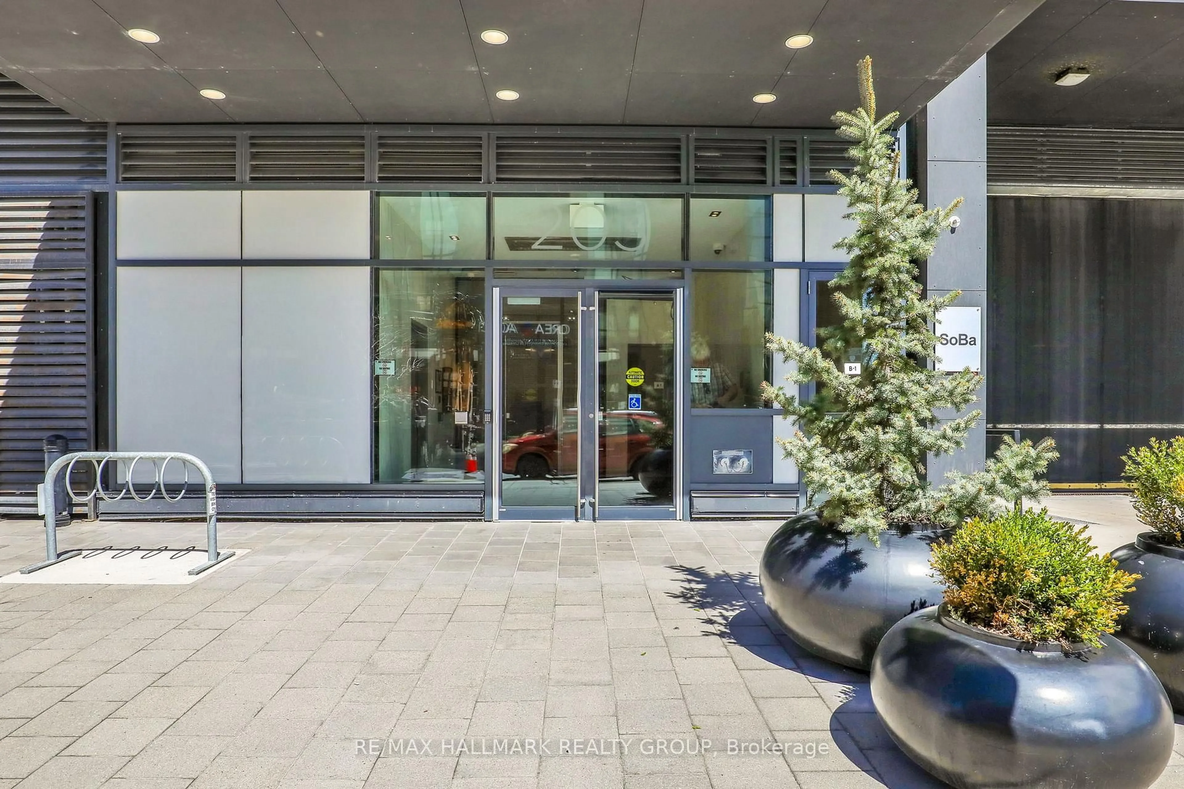 Indoor foyer for 203 Catherine St #1204, Ottawa Ontario K2P 1J5