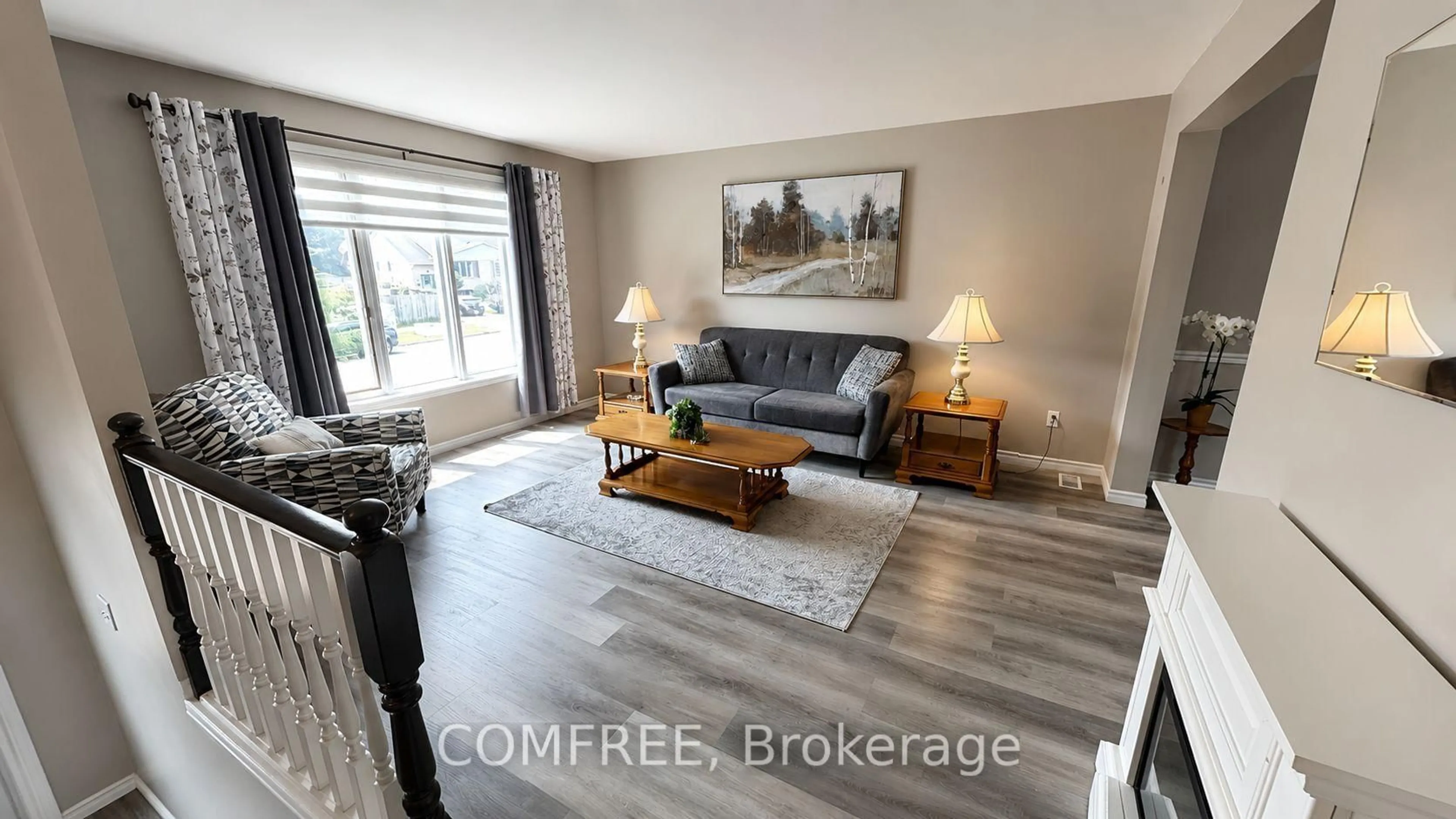 Living room with furniture, wood/laminate floor for 188 Windsor St, Welland Ontario L3C 7E3