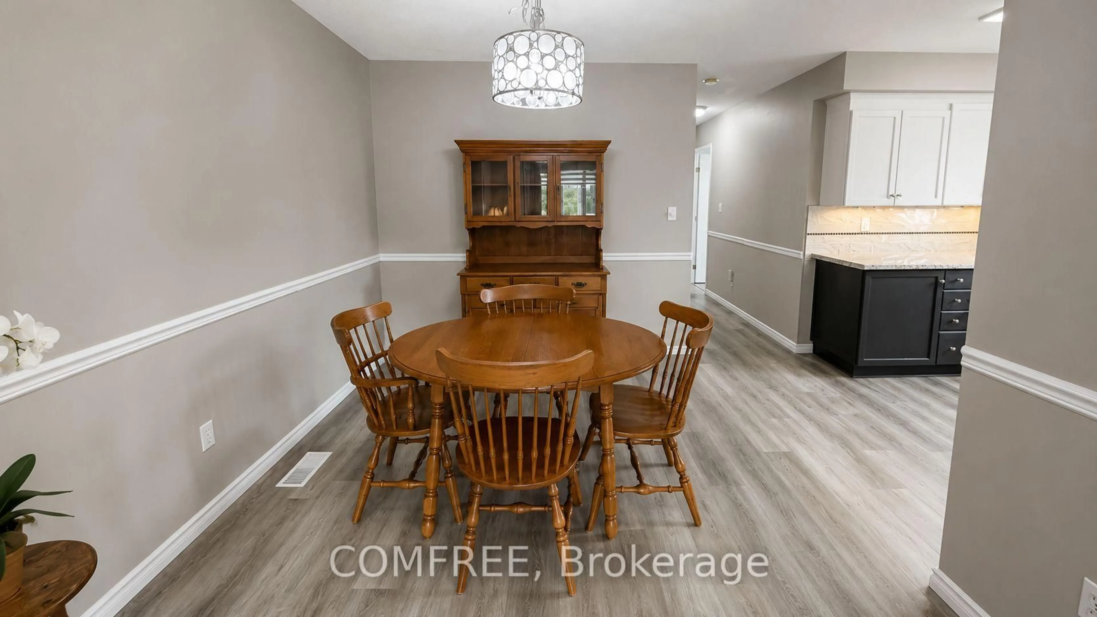 Dining room, wood/laminate floor for 188 Windsor St, Welland Ontario L3C 7E3