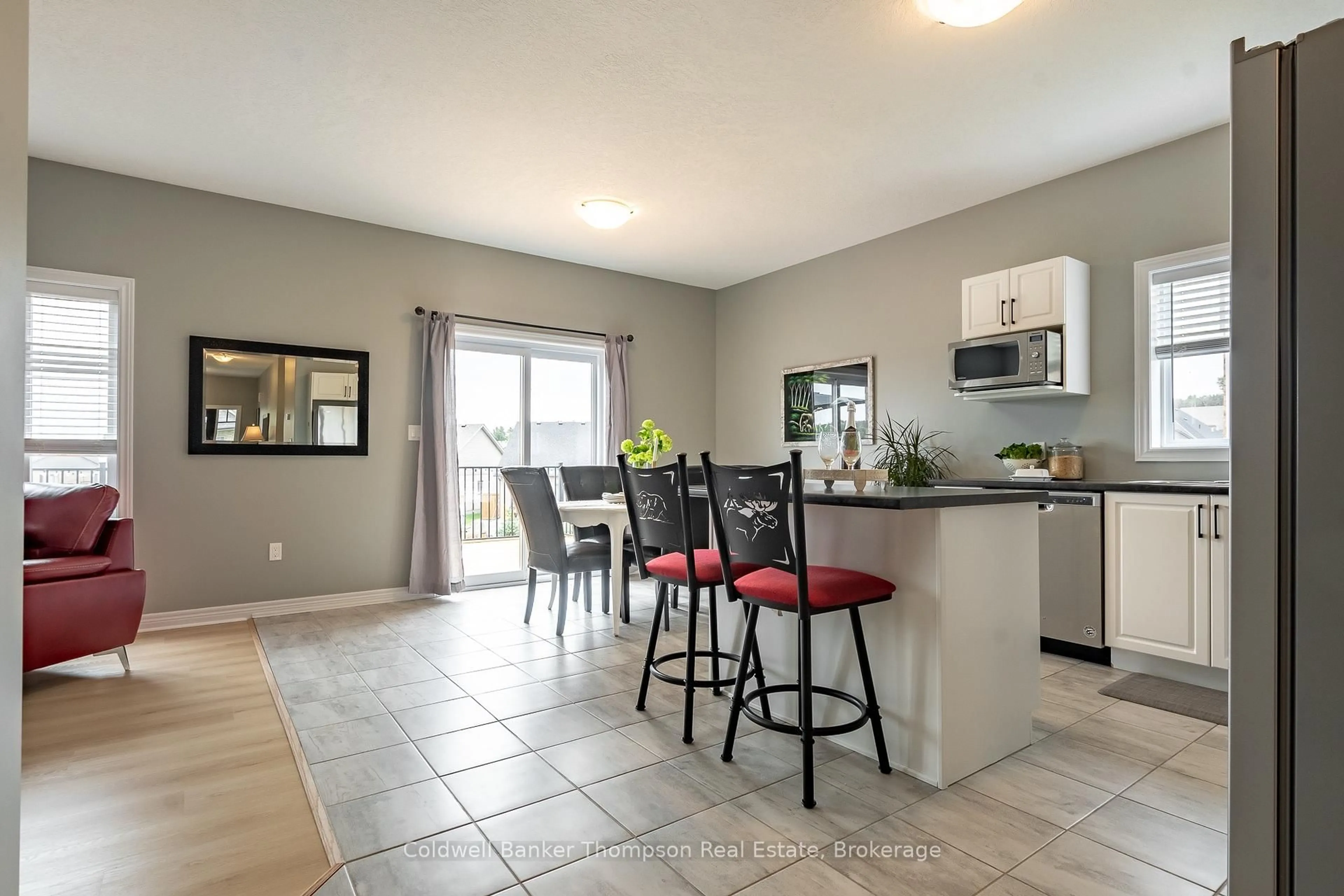 Open concept kitchen, ceramic/tile floor for 25 Woodstream Dr, Huntsville Ontario P1H 0B7