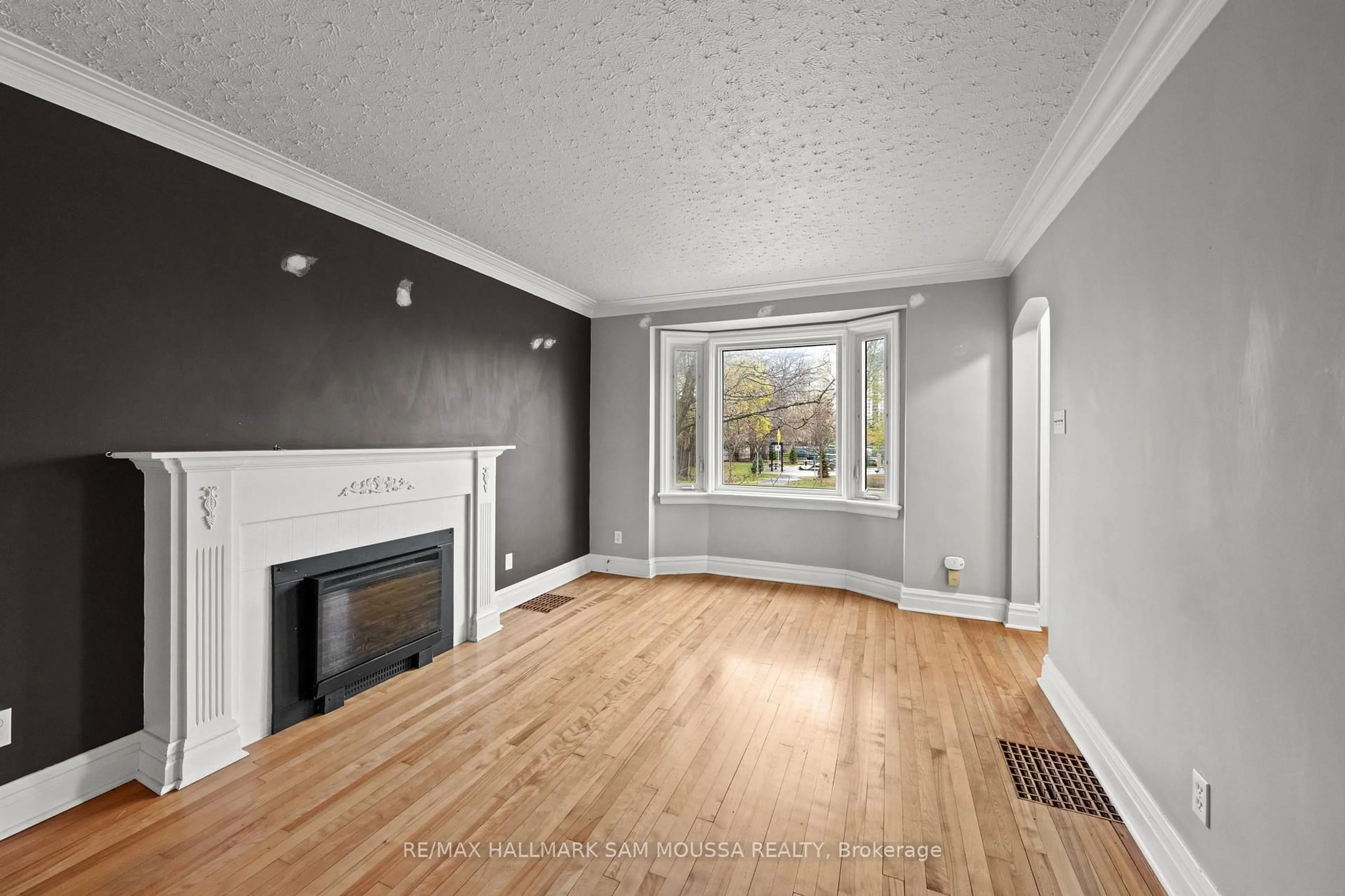 Living room with furniture, wood/laminate floor for 378 Byron Ave, Ottawa Ontario K1Z 6Z2