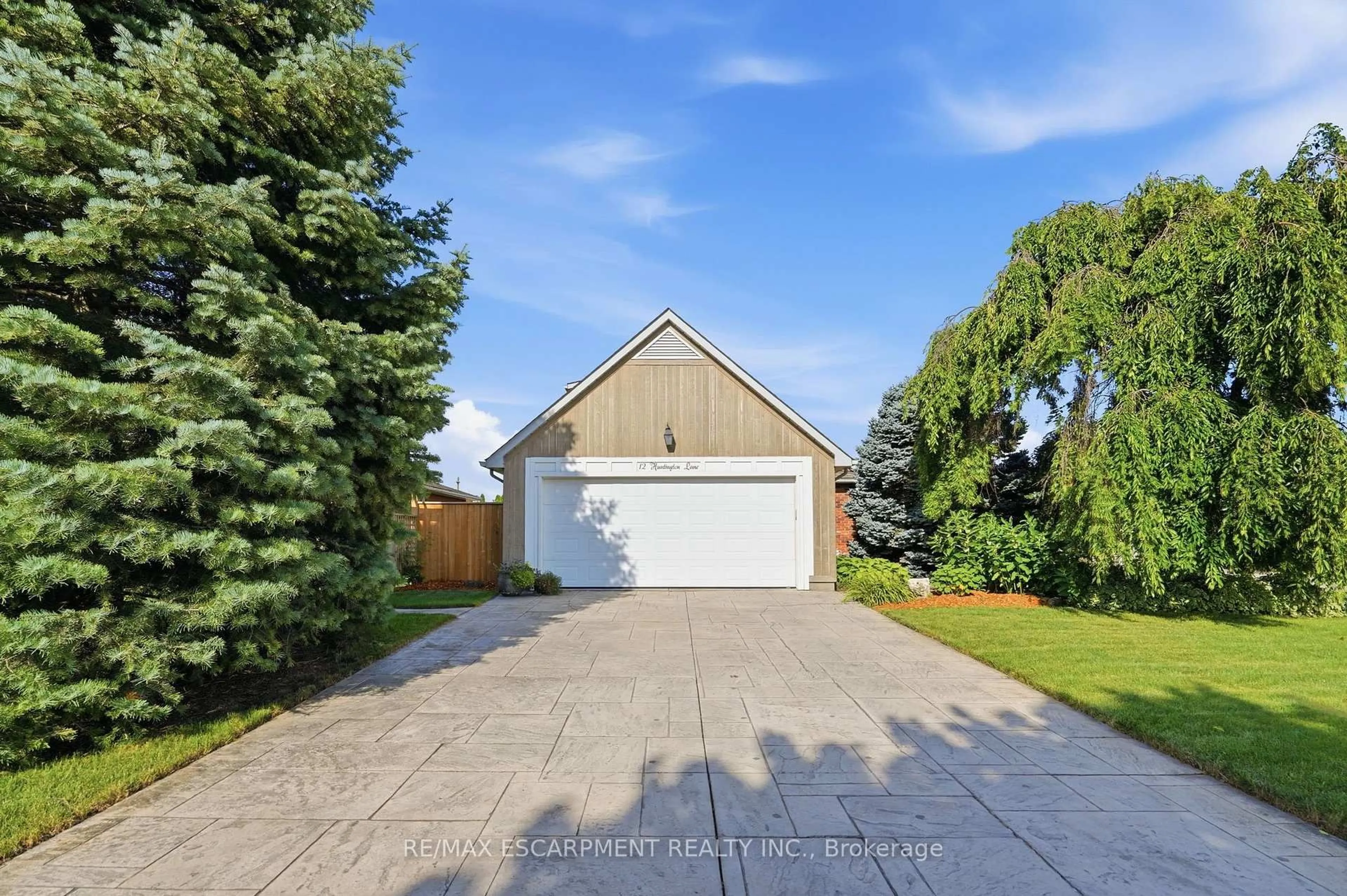 Indoor garage for 12 Huntington Lane, St. Catharines Ontario L2S 3J5