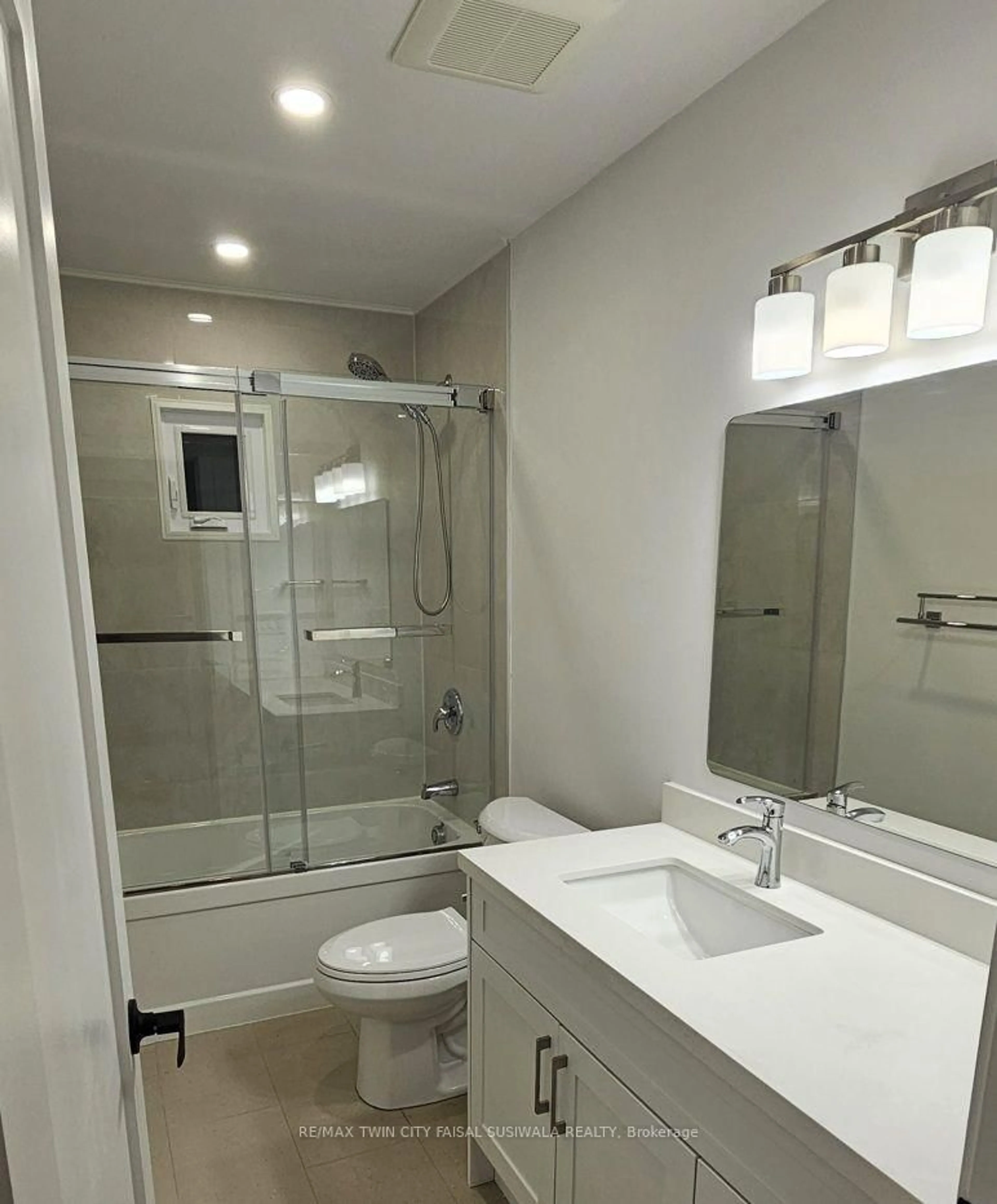Standard bathroom, ceramic/tile floor for 87 Scott Rd, Cambridge Ontario N3C 2X6