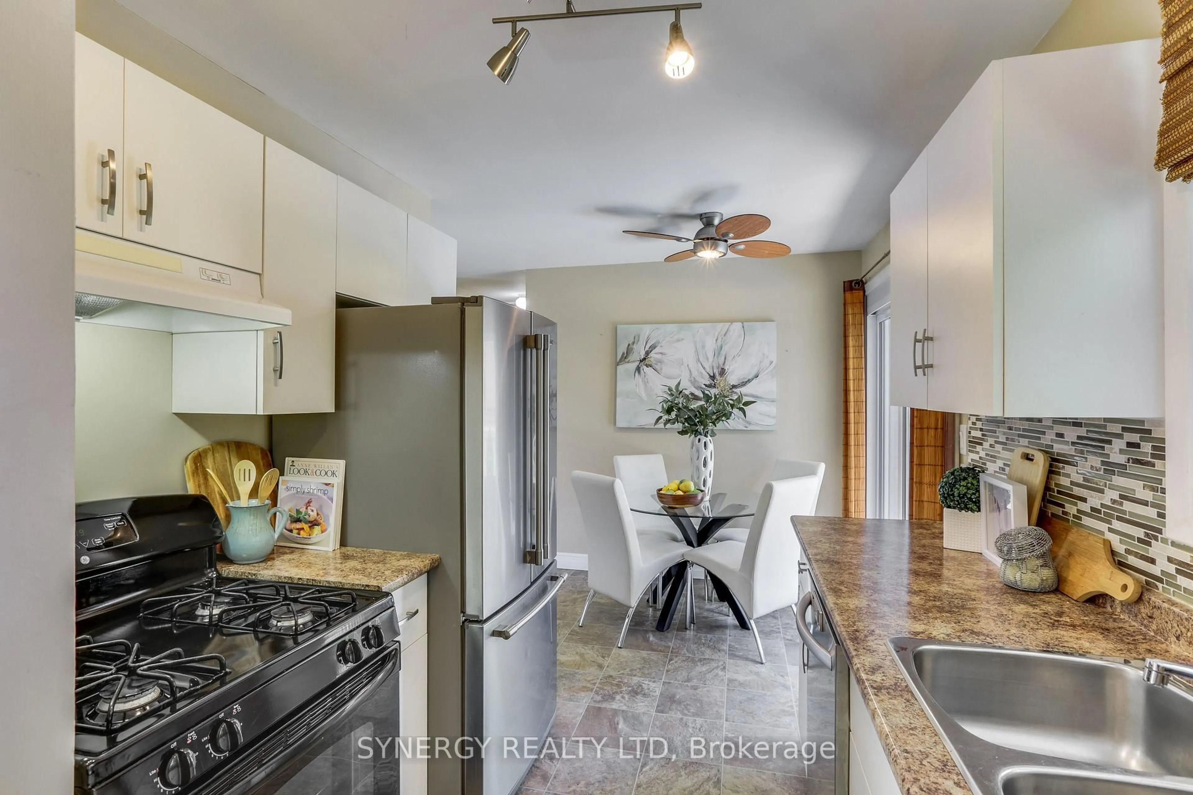 Open concept kitchen, ceramic/tile floor for 35 Queen St, Strathroy-Caradoc Ontario N7G 2H5