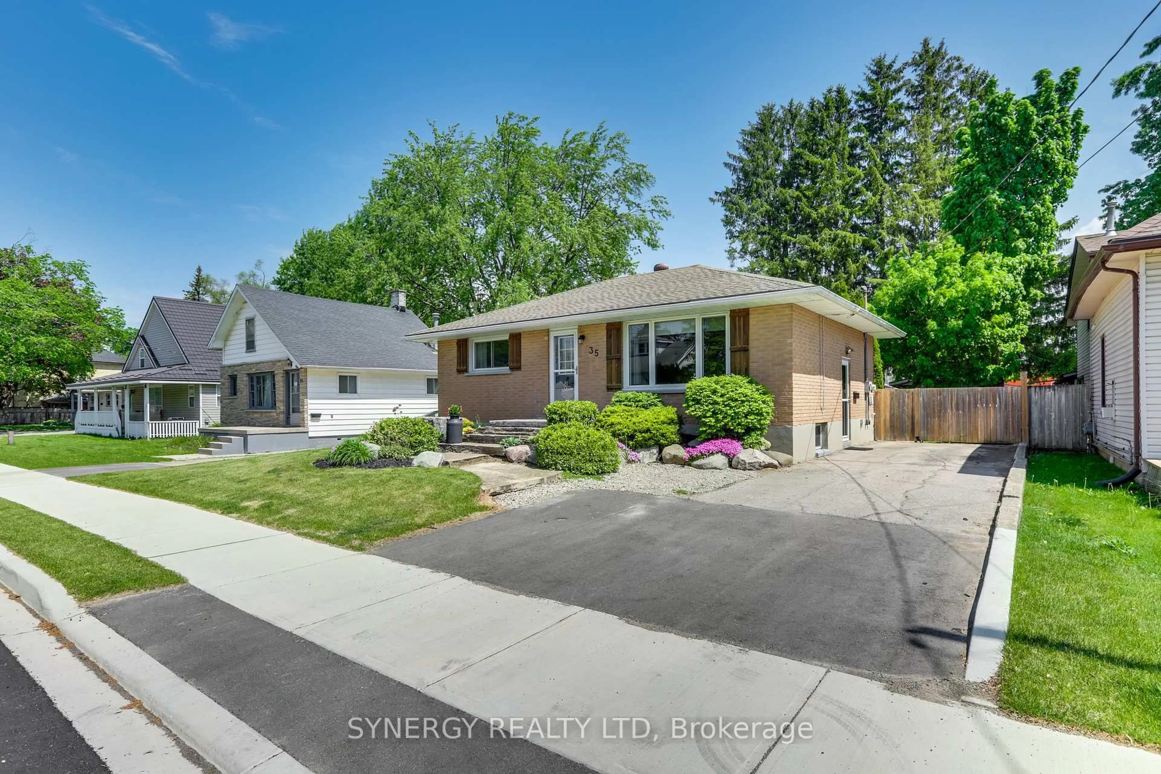 A pic from outside/outdoor area/front of a property/back of a property/a pic from drone, street for 35 Queen St, Strathroy-Caradoc Ontario N7G 2H5