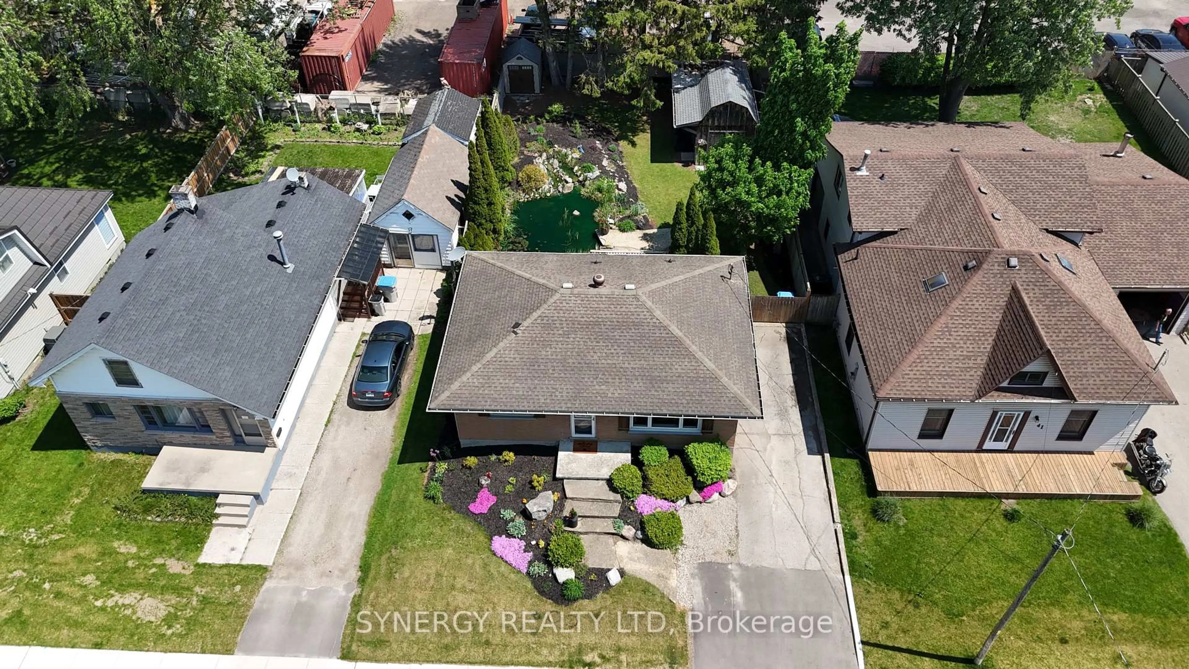 A pic from outside/outdoor area/front of a property/back of a property/a pic from drone, street for 35 Queen St, Strathroy-Caradoc Ontario N7G 2H5