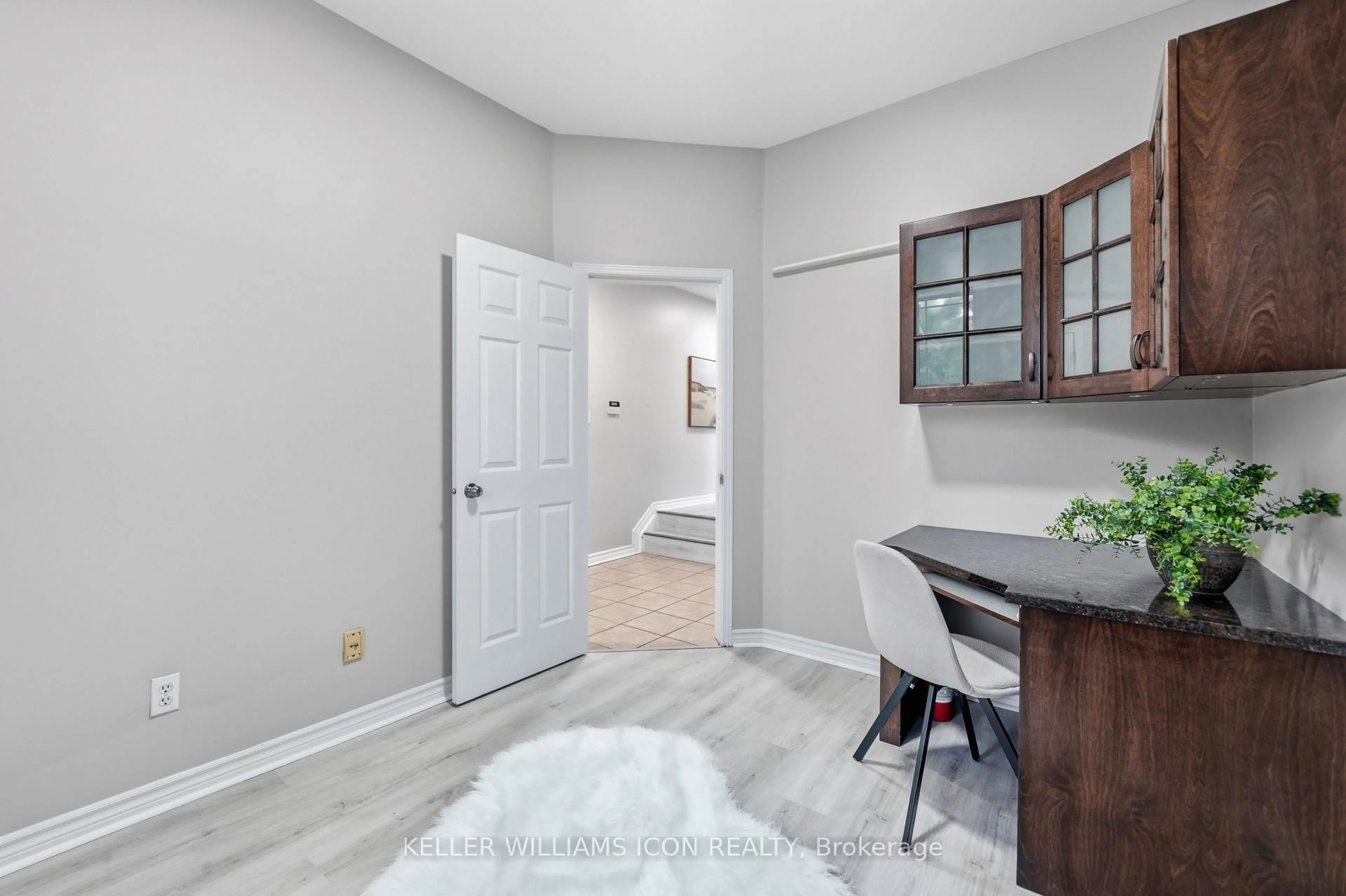 Indoor entryway for 137 Harbour View St, Ottawa Ontario K2G 6Z8