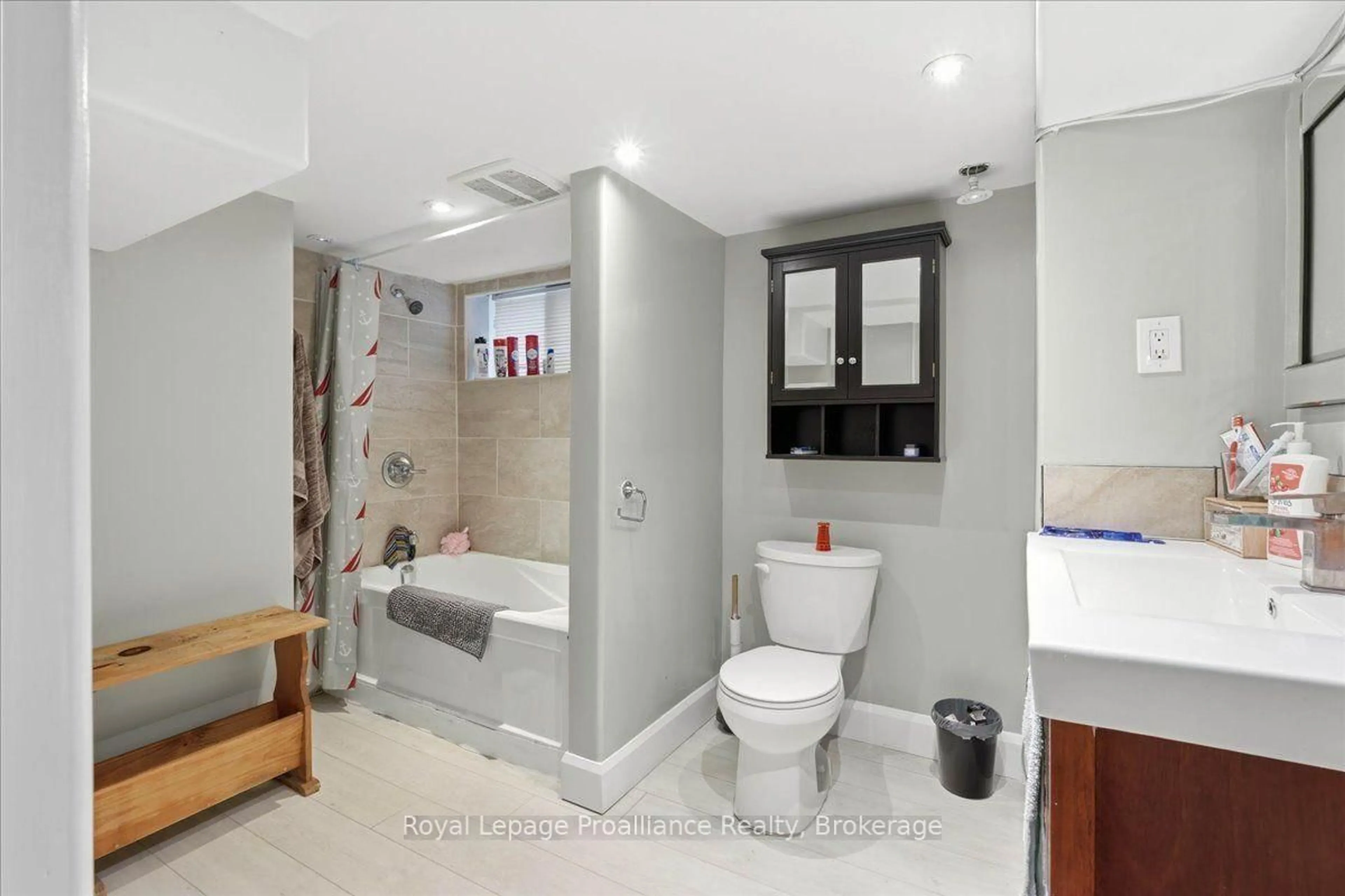 Standard bathroom, ceramic/tile floor for 16 Graham St, Belleville Ontario K8P 1P3