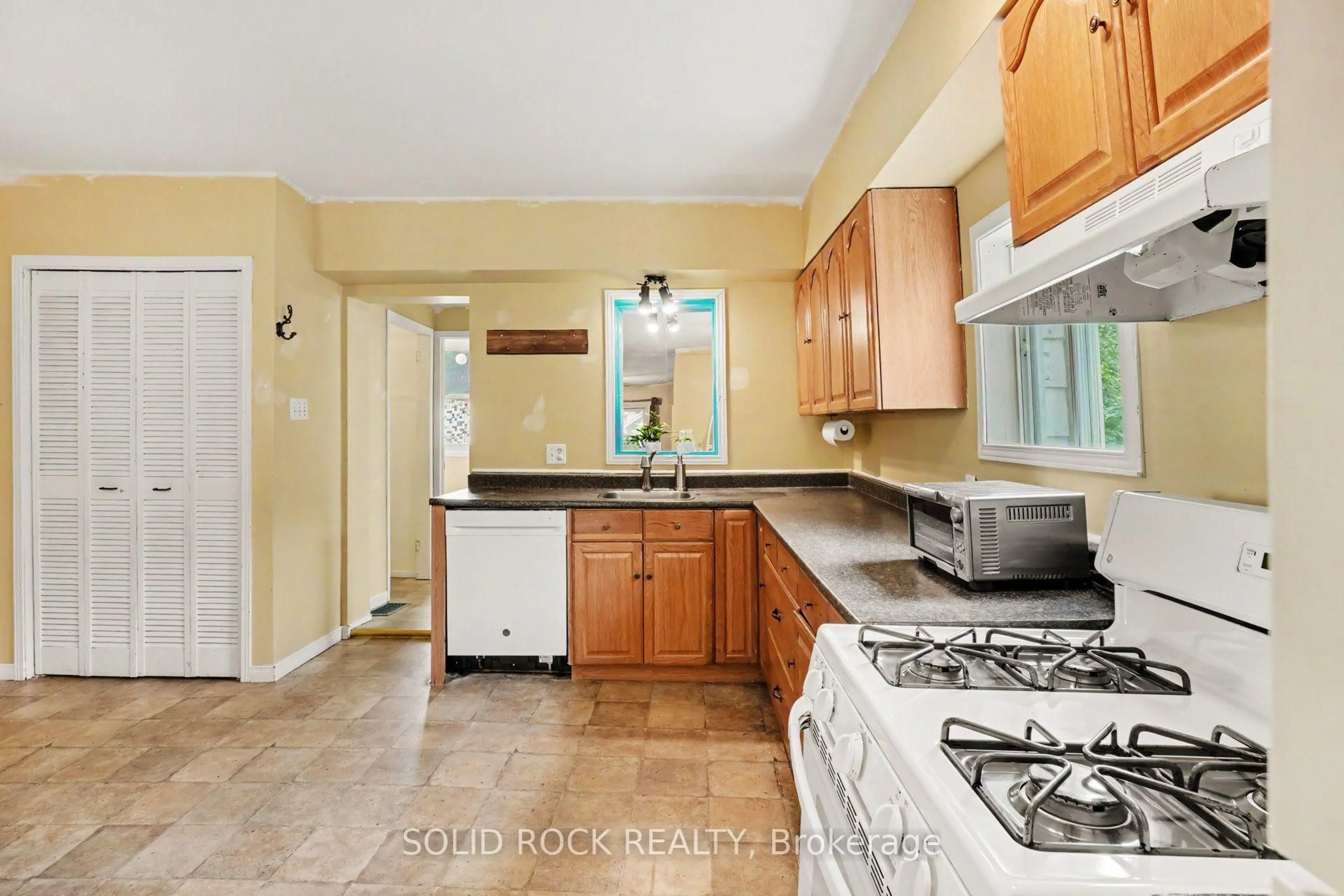 Standard kitchen, ceramic/tile floor for 211 Bell St, Arnprior Ontario K7S 2R5