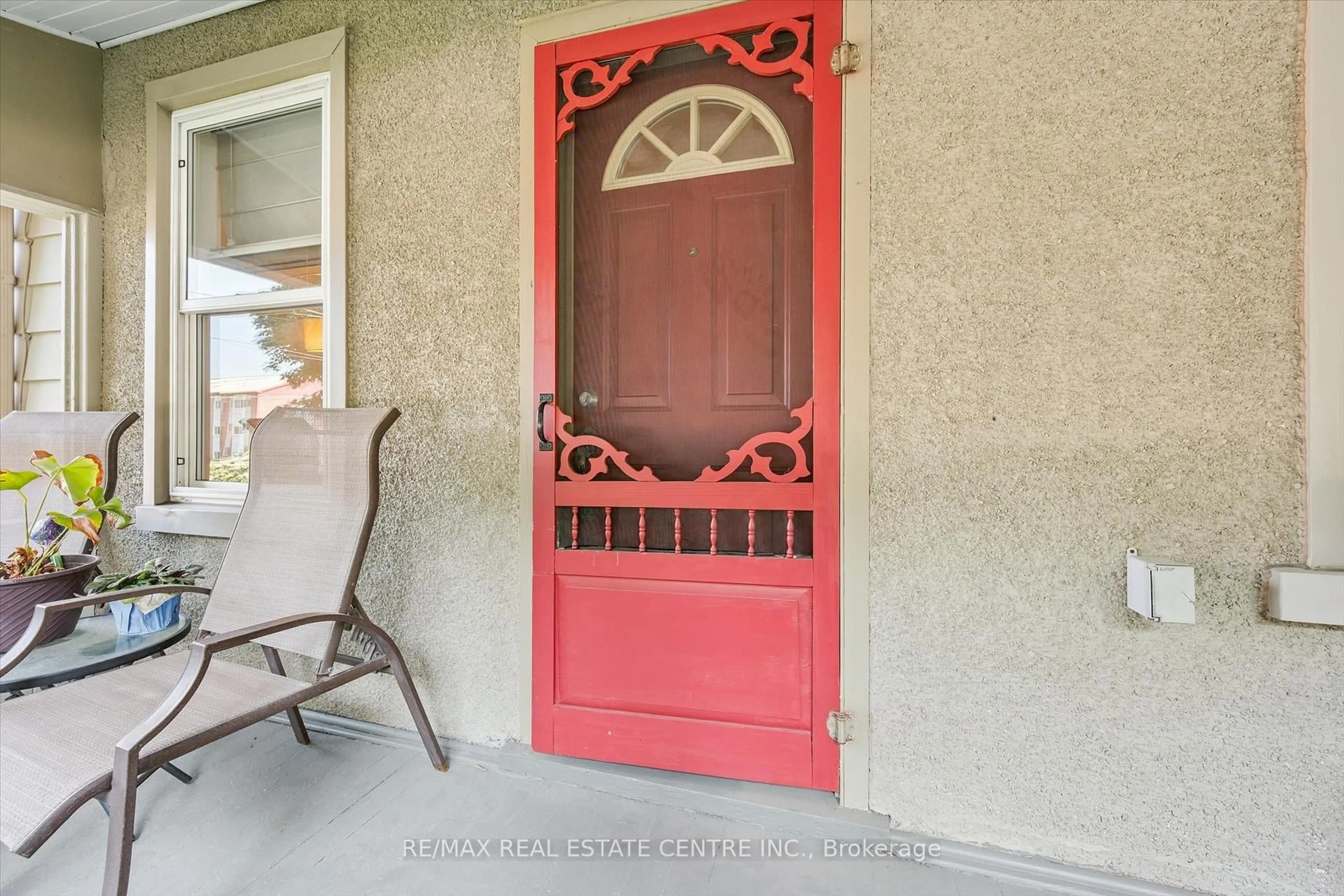 Indoor entryway for 310 Kitchener Rd, Cambridge Ontario N3H 1A6