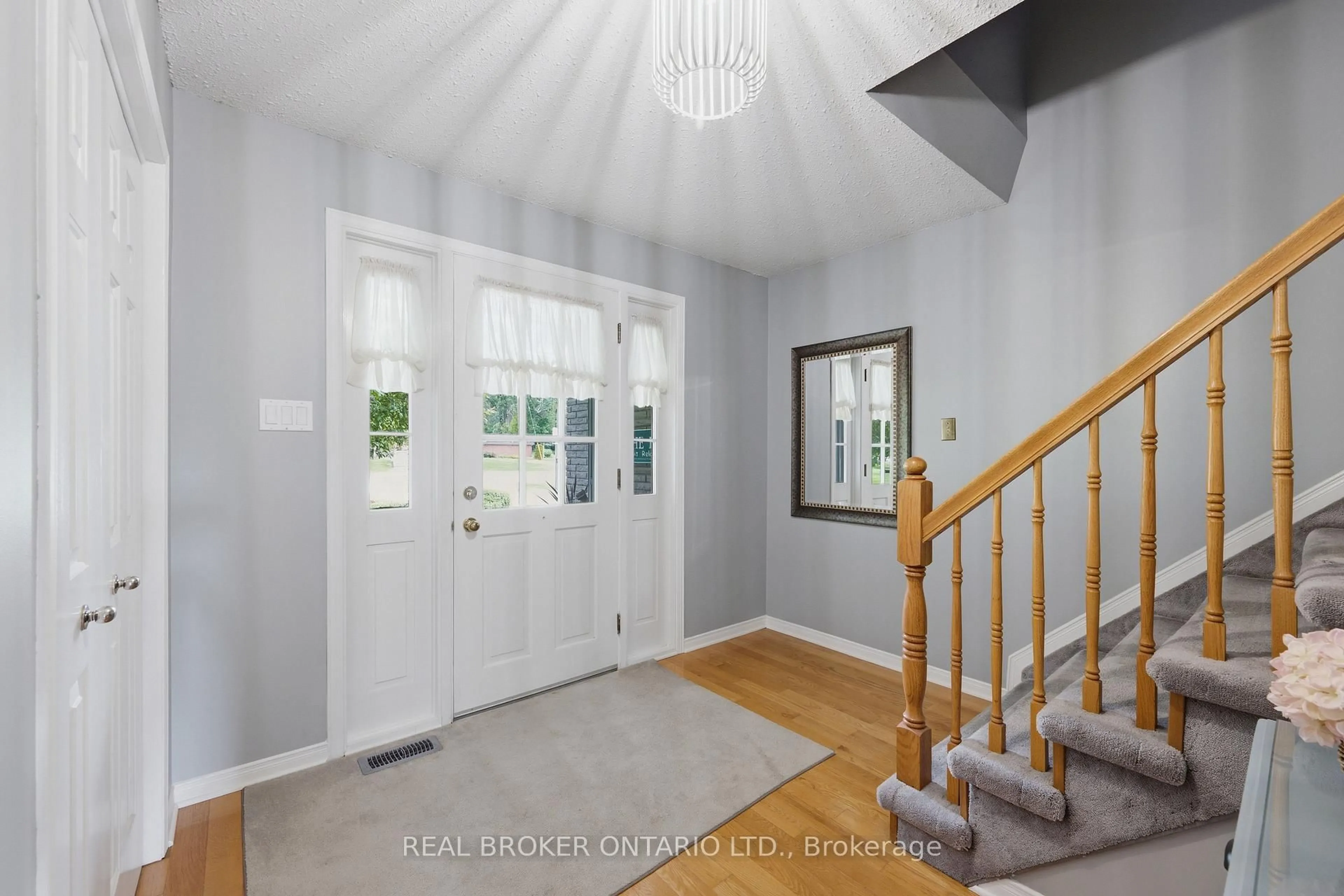 Indoor entryway for 10532 Main St, North Dundas Ontario K0E 1W0
