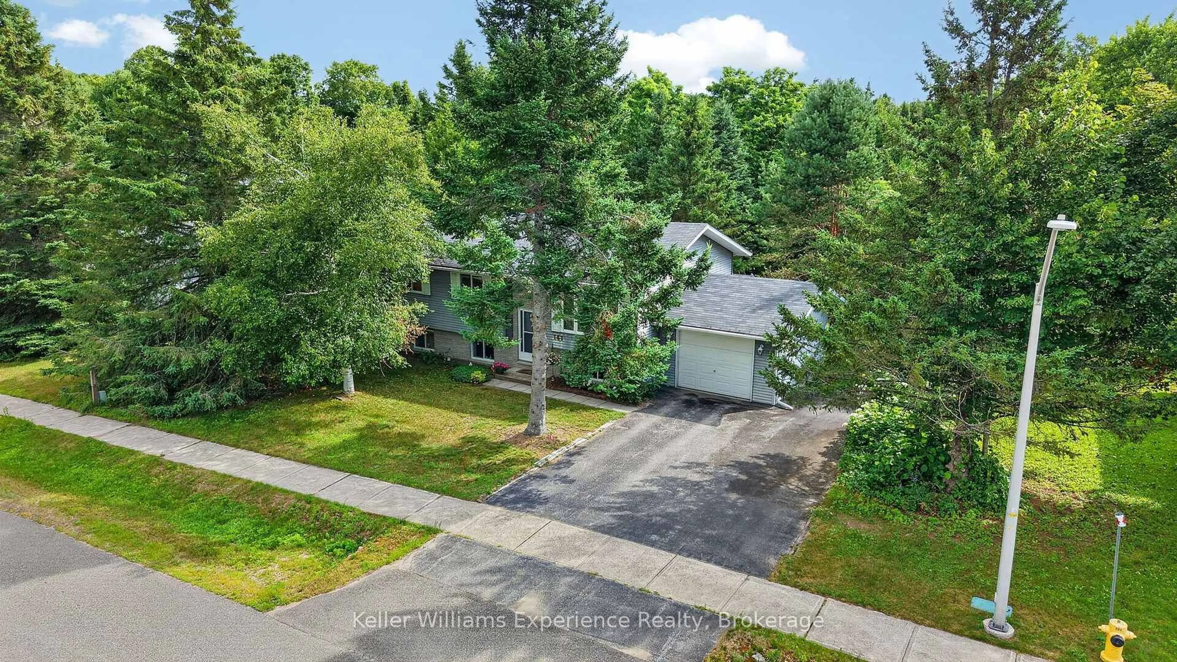 A pic from outside/outdoor area/front of a property/back of a property/a pic from drone, street for 141 Meadow Heights Dr, Bracebridge Ontario P1L 1A3
