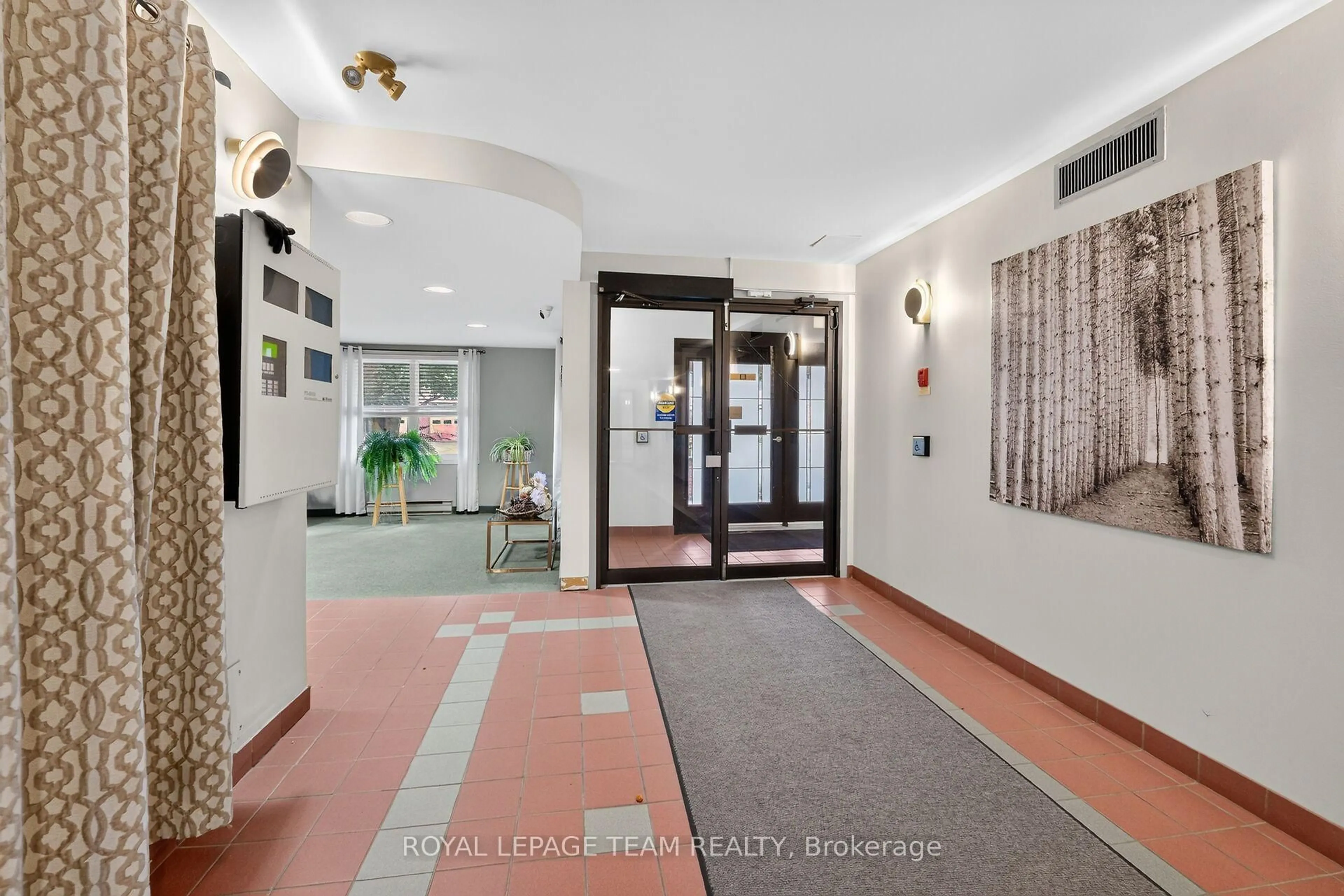 Indoor foyer for 1099 Cadboro Rd #214, Ottawa Ontario K1J 9K4