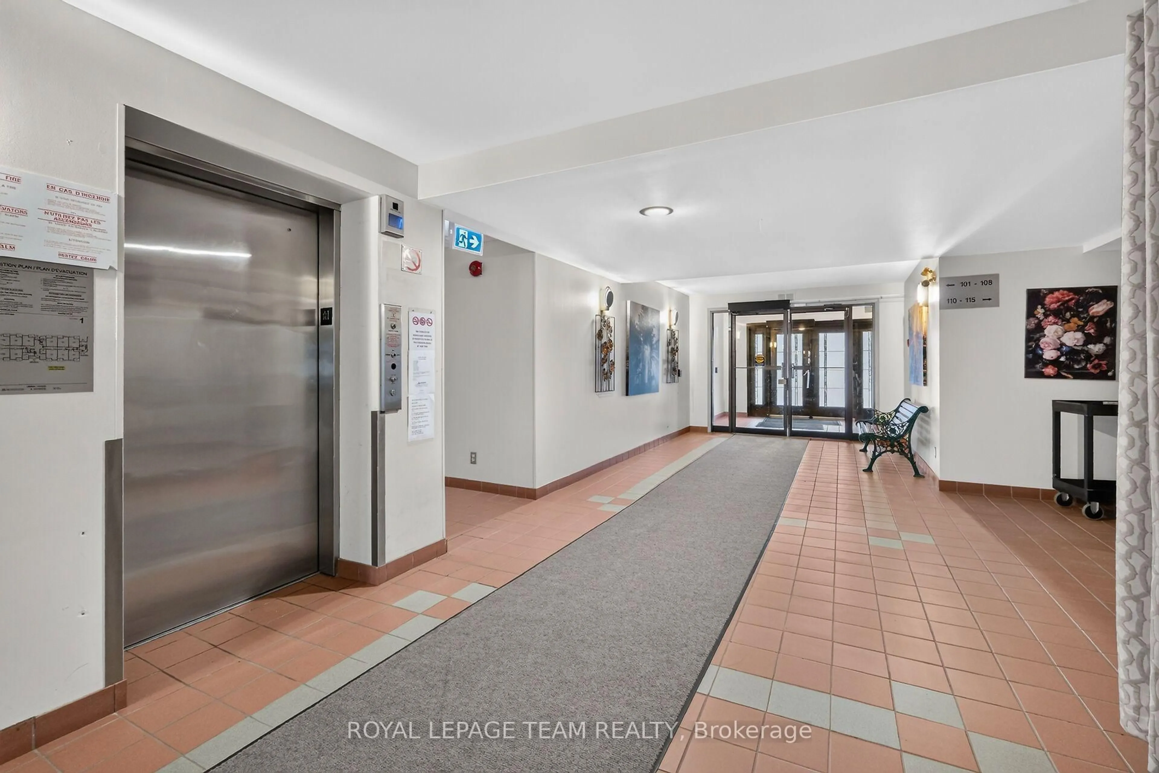 Indoor foyer for 1099 Cadboro Rd #214, Ottawa Ontario K1J 9K4