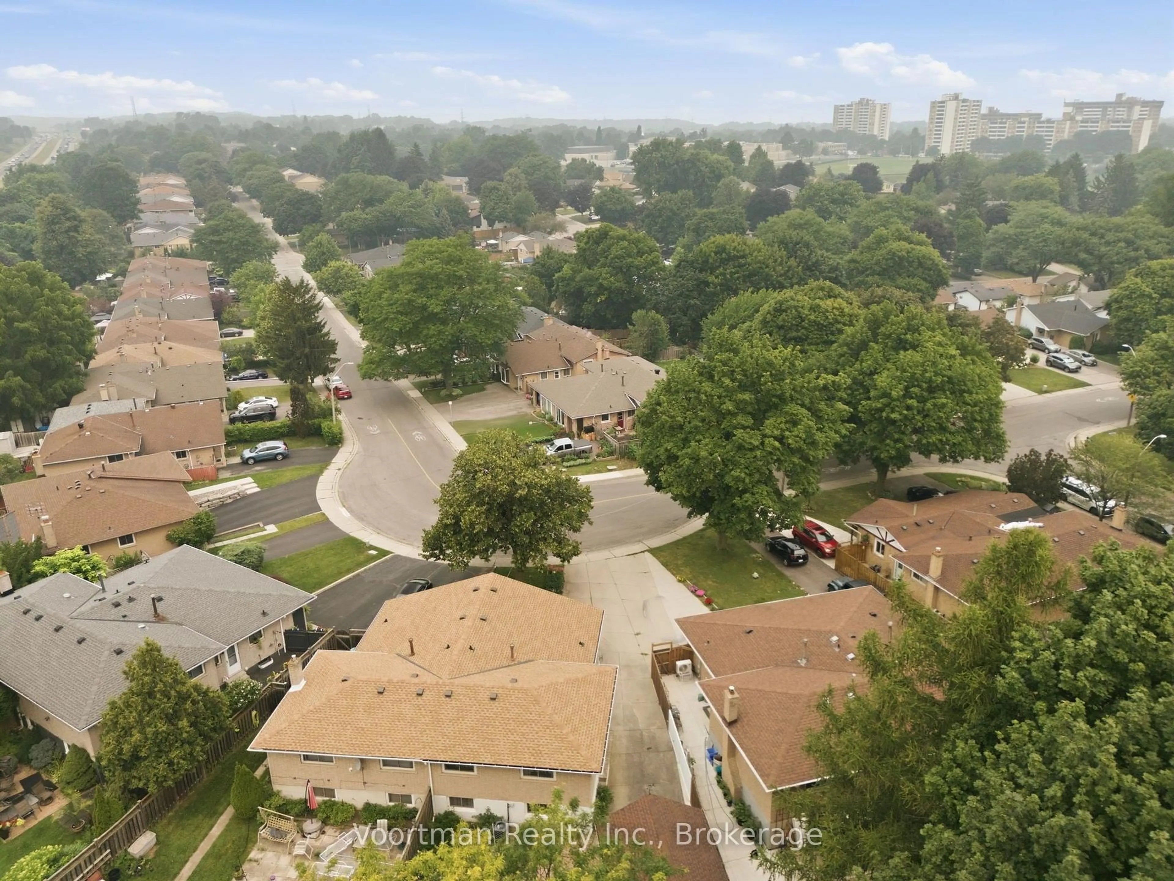 A pic from outside/outdoor area/front of a property/back of a property/a pic from drone, city buildings view from balcony for 303 Wendover Dr, Hamilton Ontario L9C 6N8
