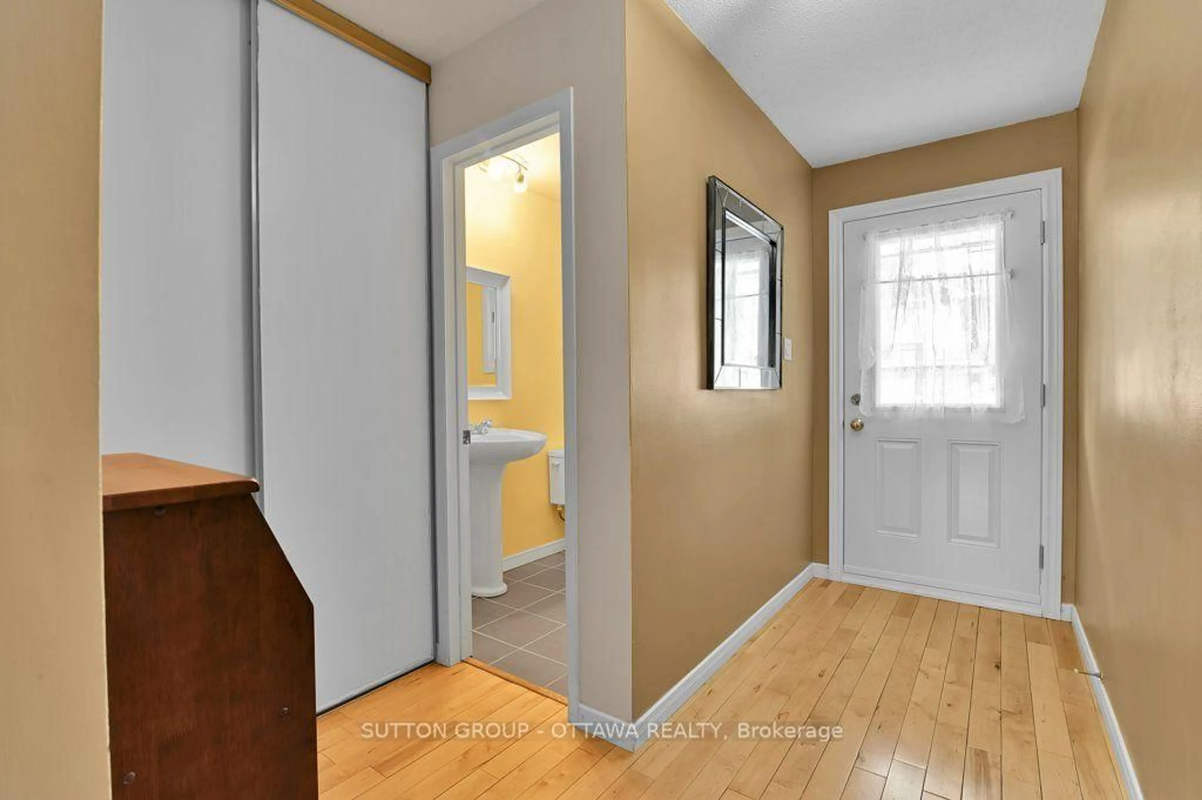 Indoor entryway for 544 Parasol Crt, Ottawa Ontario K4A 2X1
