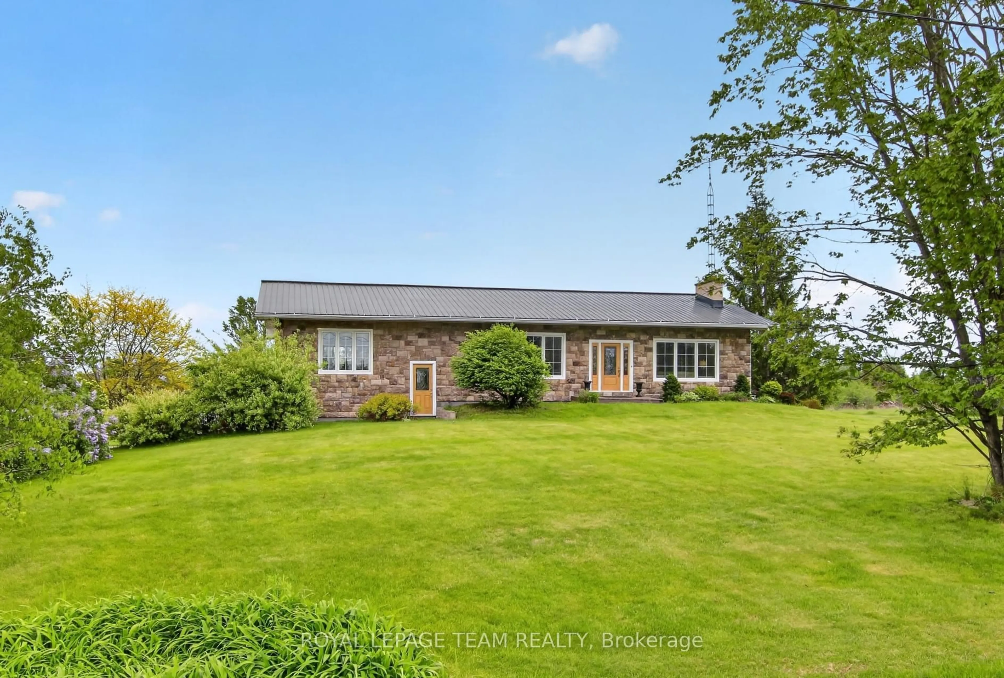 A pic from outside/outdoor area/front of a property/back of a property/a pic from drone, unknown for 434 High St, Carleton Place Ontario K7C 3P1