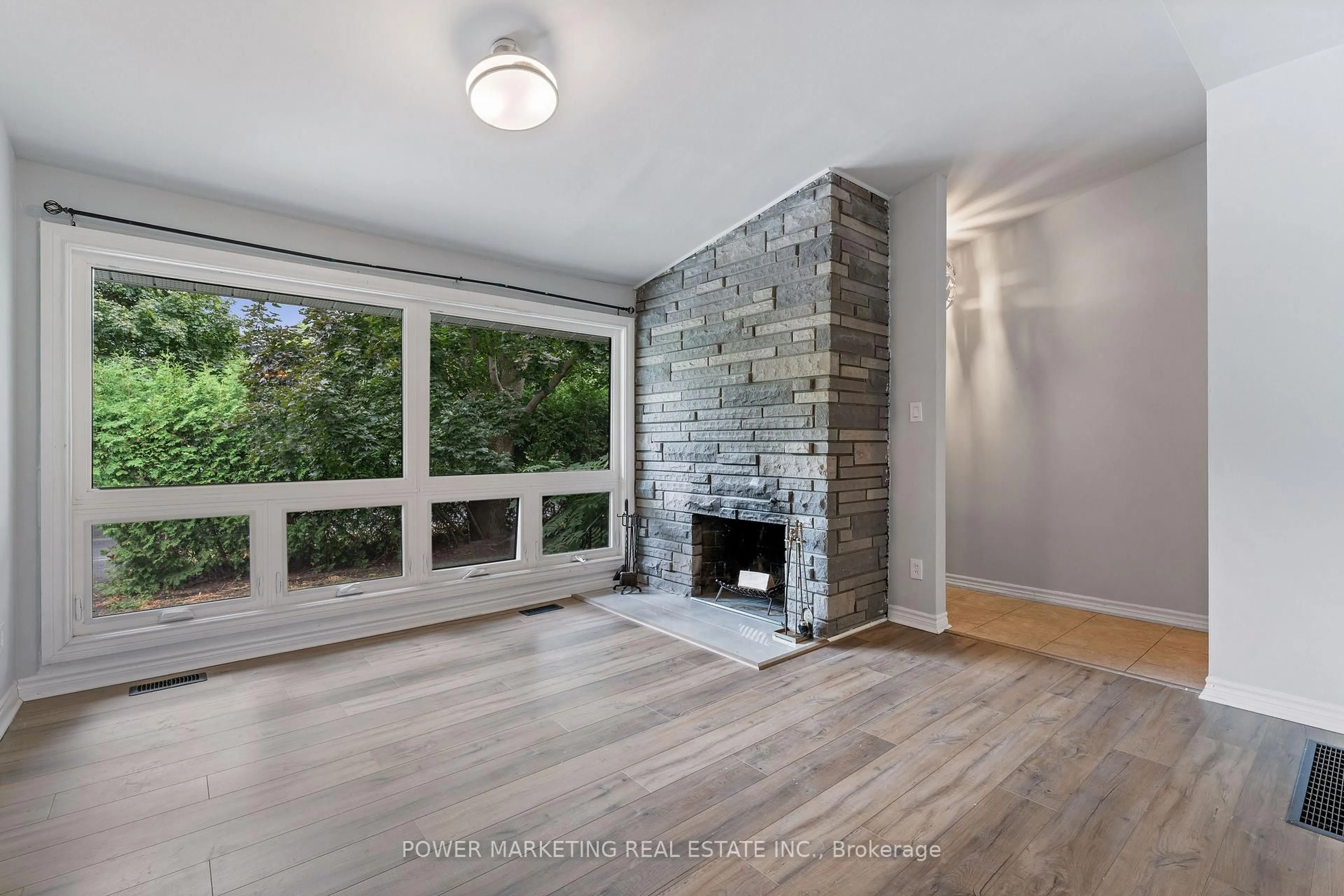 Unknown for 935 GOREN Ave, Ottawa Ontario K1S 1N4