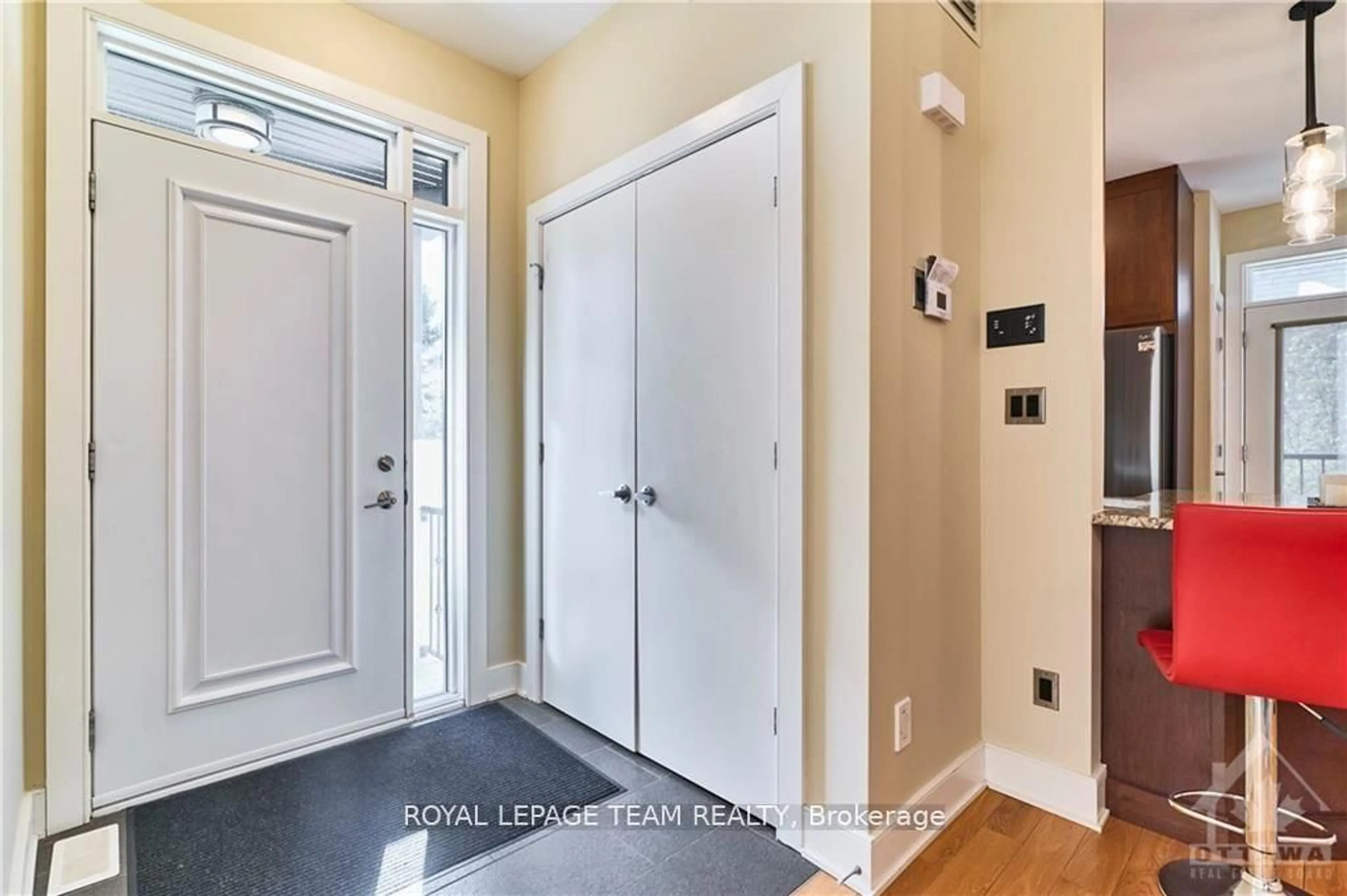Indoor entryway for 800 Melwood Ave #10, Ottawa Ontario K2A 3C3