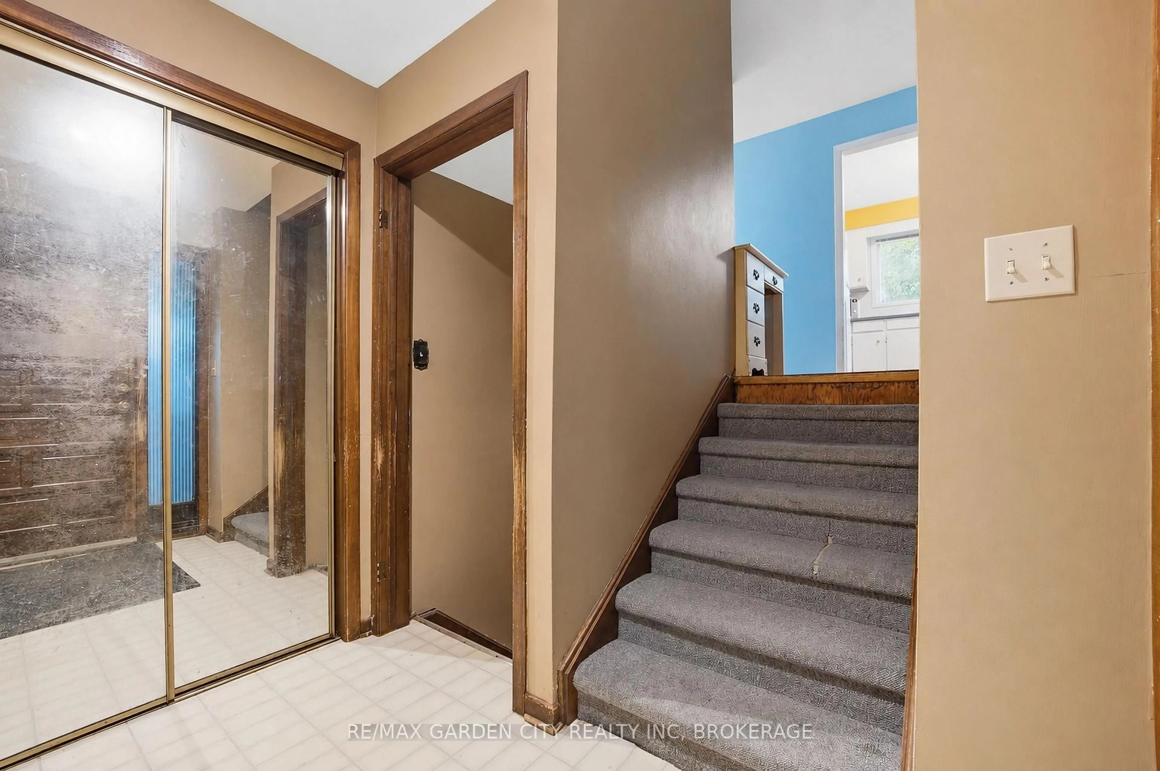 Indoor foyer for 11 KIMBERMOUNT Dr, St. Catharines Ontario L2N 5W6