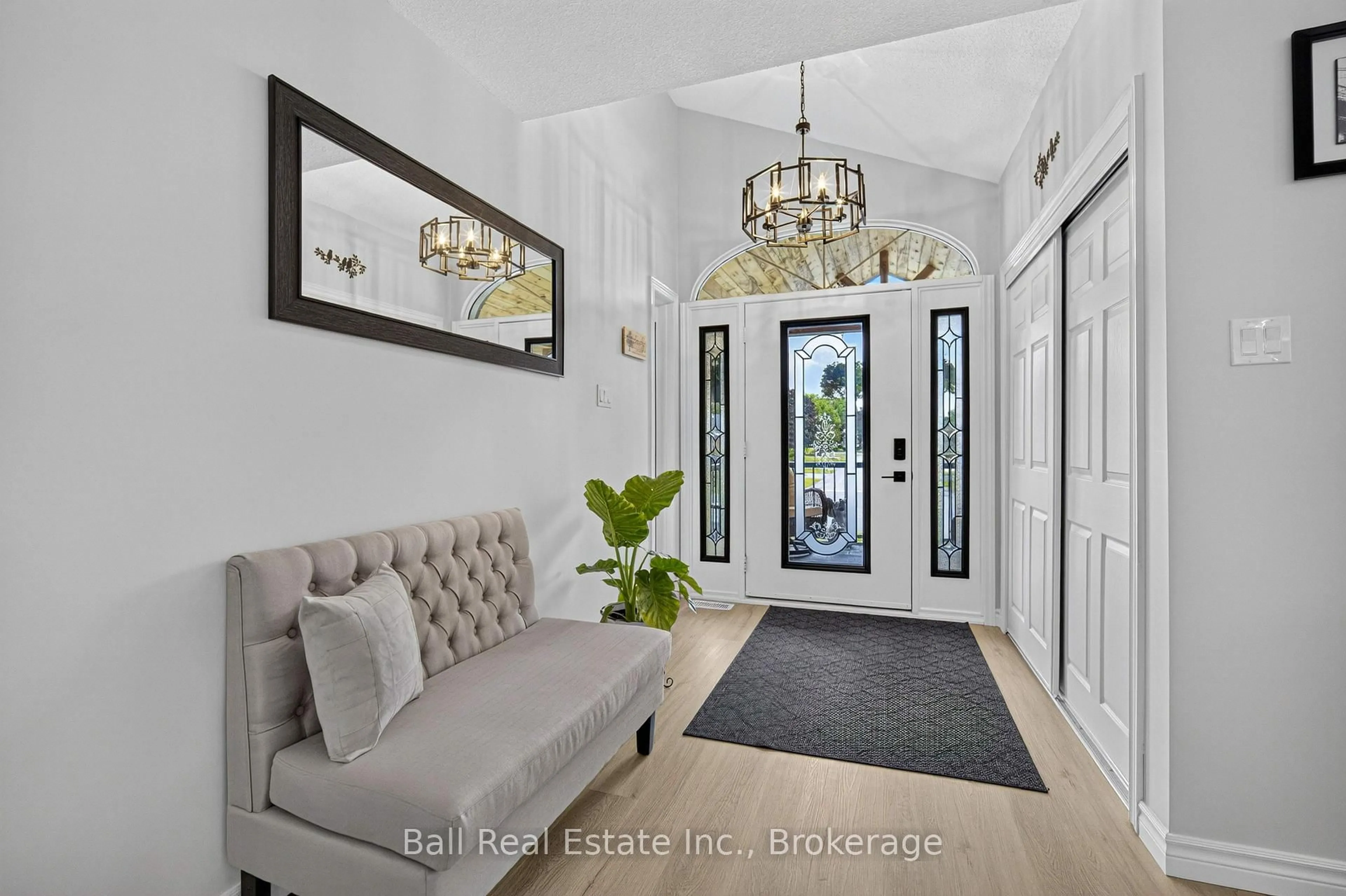 Indoor entryway for 18 Russell Hill Rd, Kawartha Lakes Ontario K0M 1A0