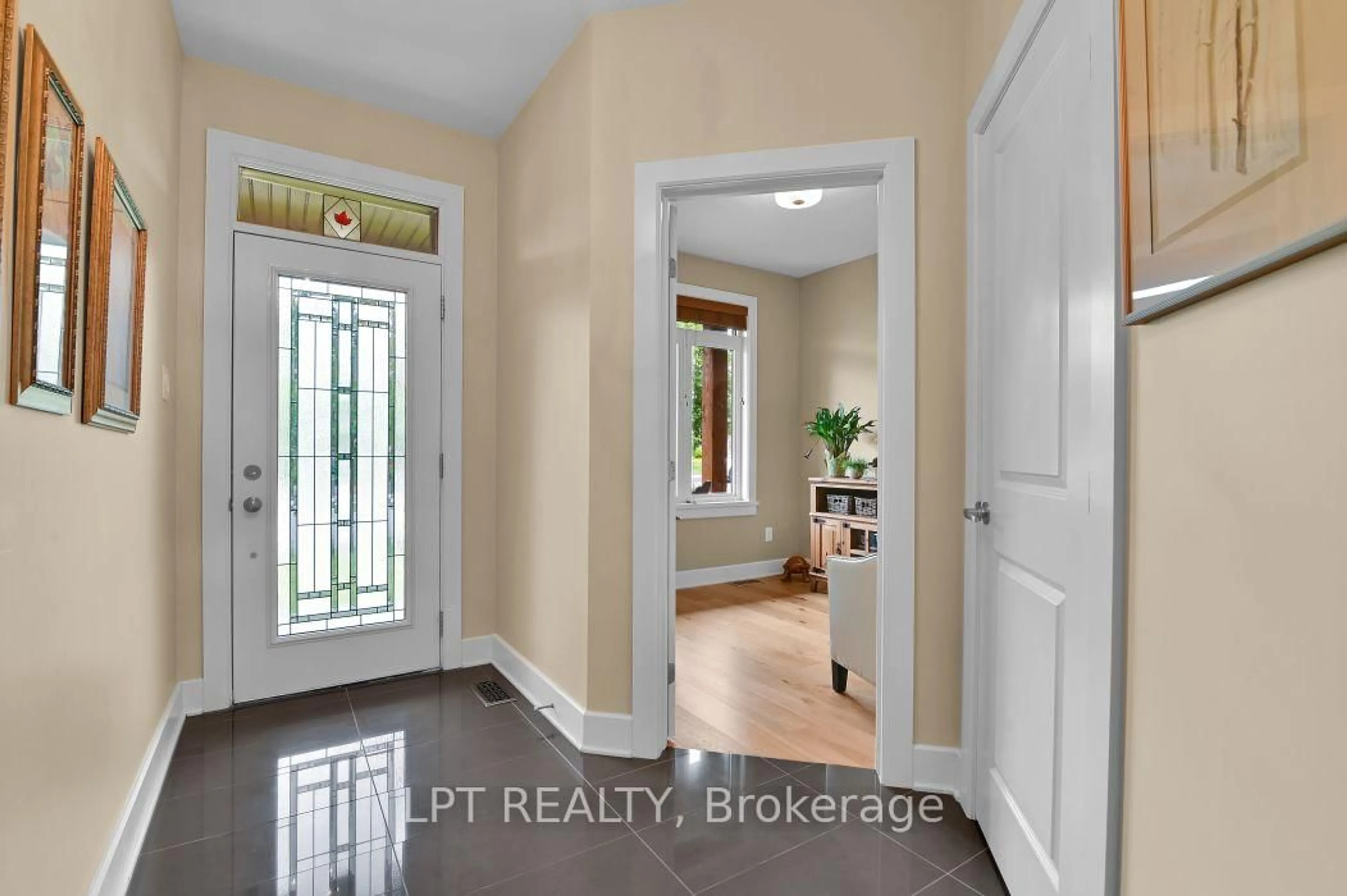 Indoor entryway for 608 Robert Hill St, Almonte Ontario K0A 1A0