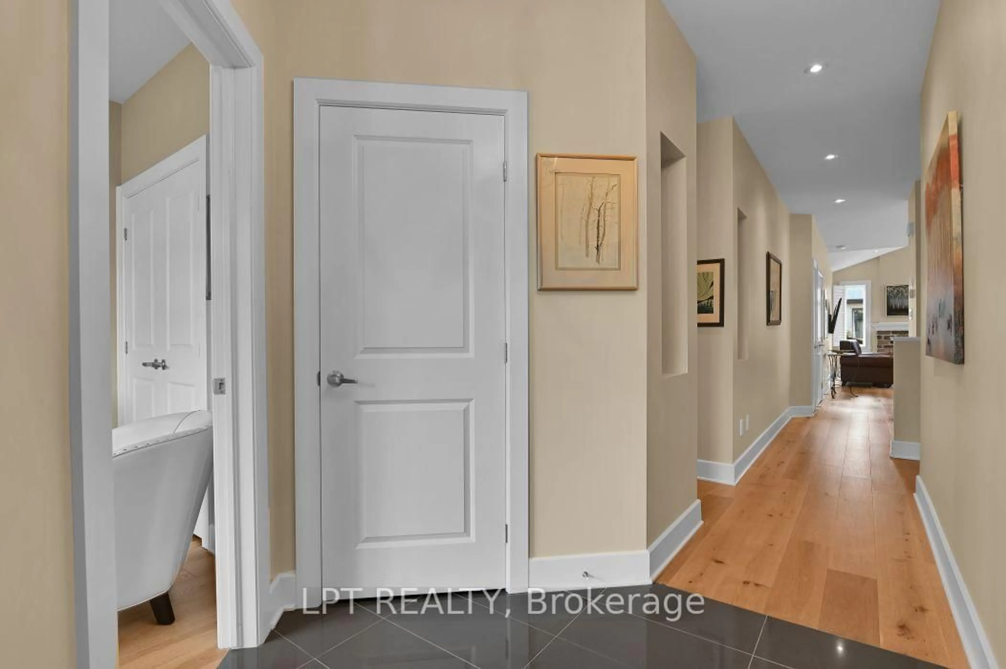 Indoor entryway for 608 Robert Hill St, Almonte Ontario K0A 1A0