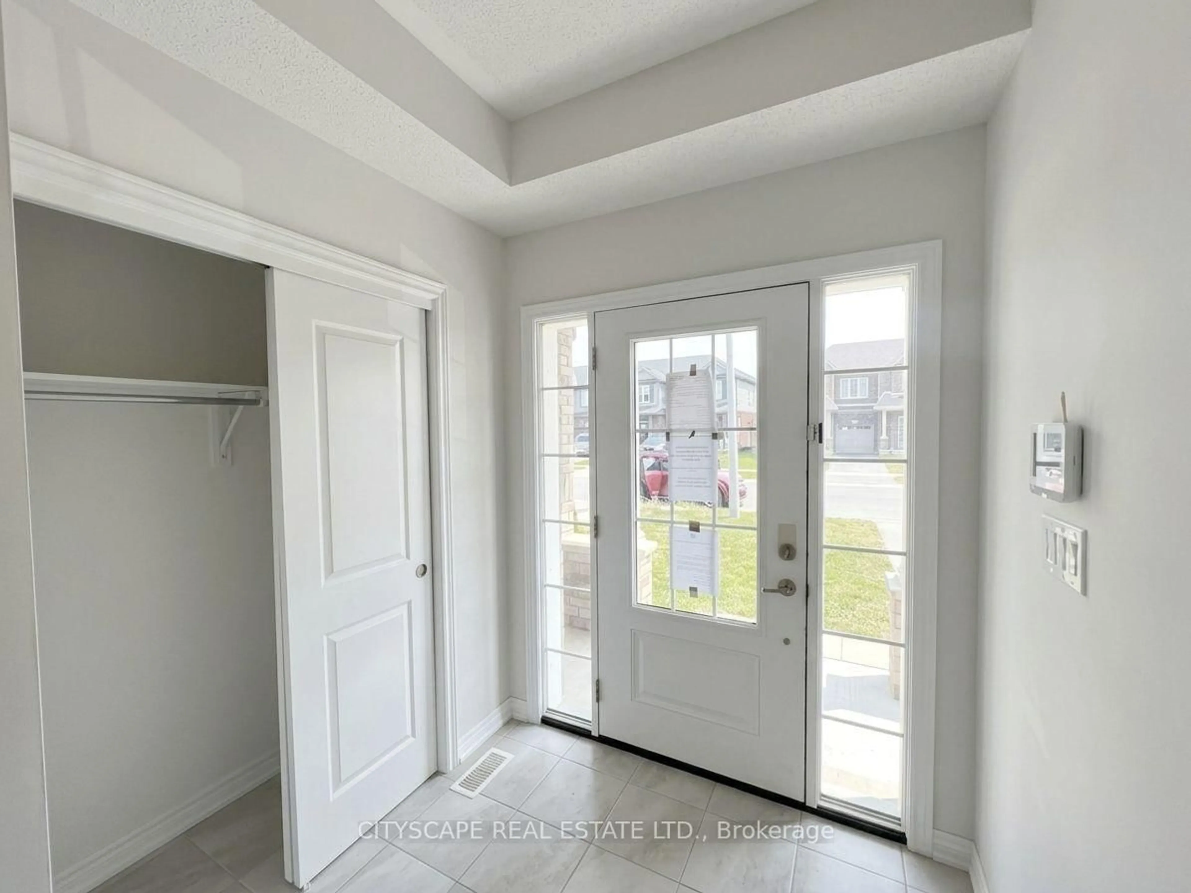 Indoor entryway for 100 Sunflower Pl, Welland Ontario L3C 0H8