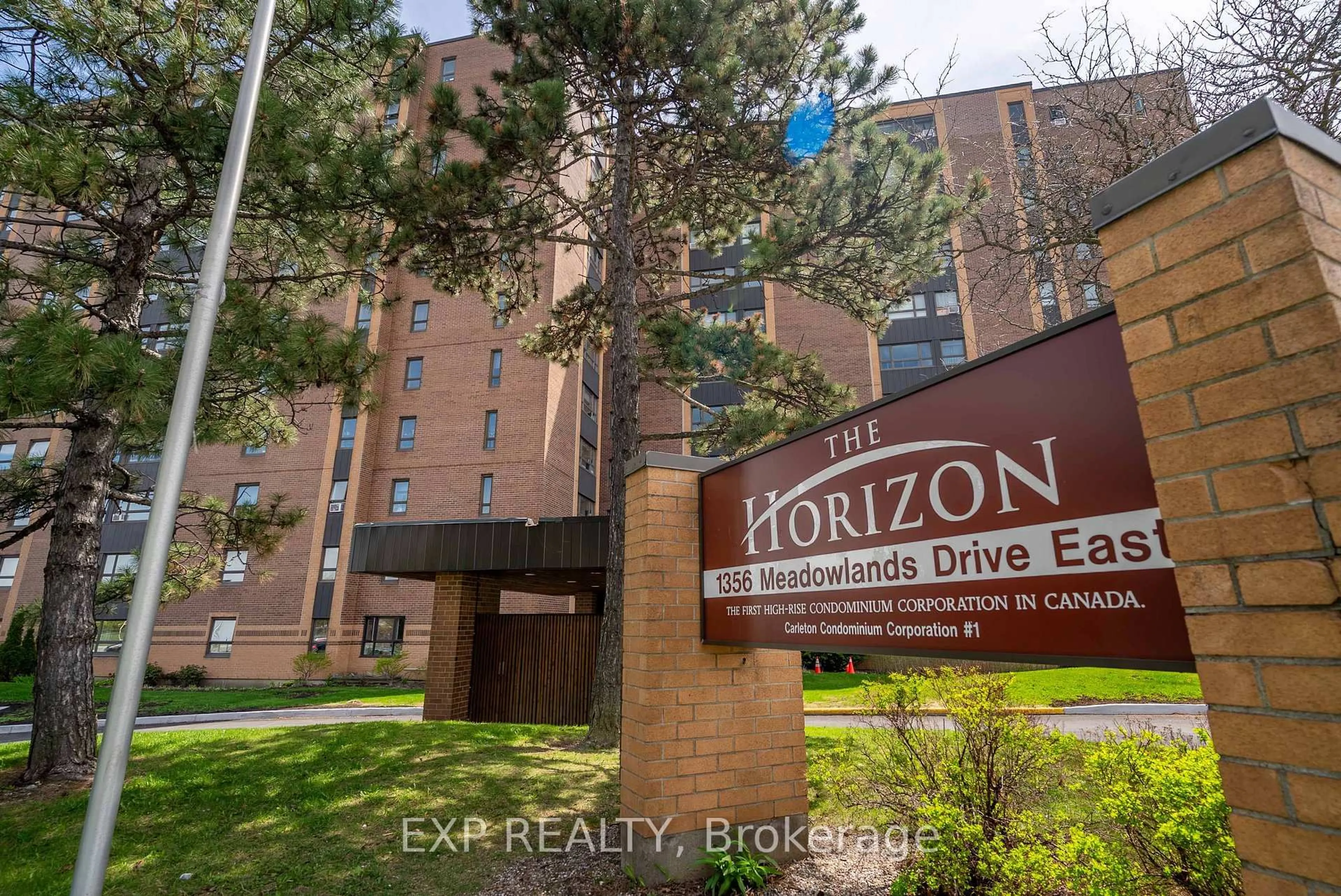 Indoor foyer for 1356 MEADOWLANDS Dr #604, Ottawa Ontario K2E 6K6