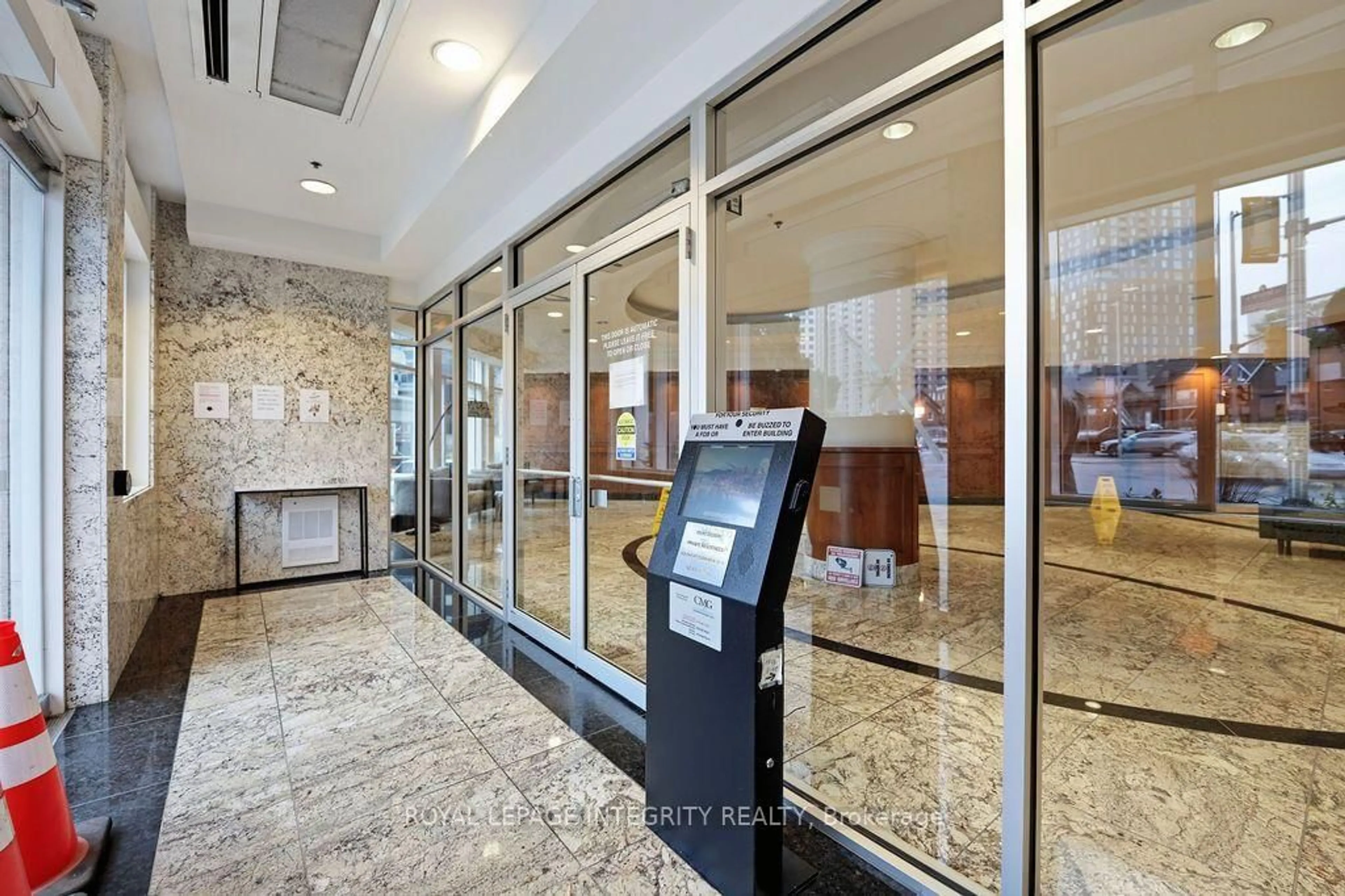 Indoor foyer for 195 BESSERER St #802, Ottawa Ontario K1N 0B6