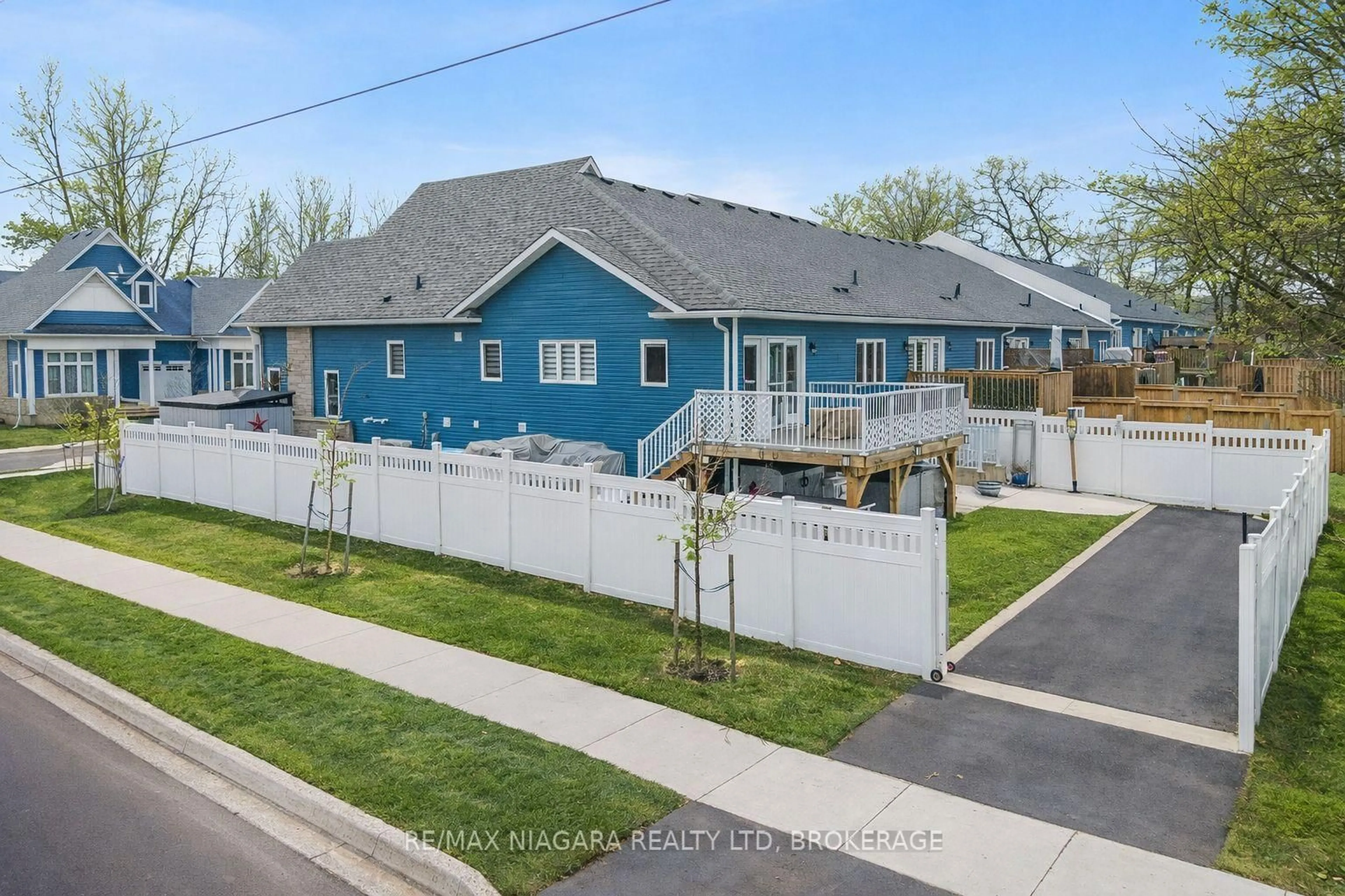 A pic from outside/outdoor area/front of a property/back of a property/a pic from drone, street for 3600 Hibbard St, Fort Erie Ontario L0S 1N0