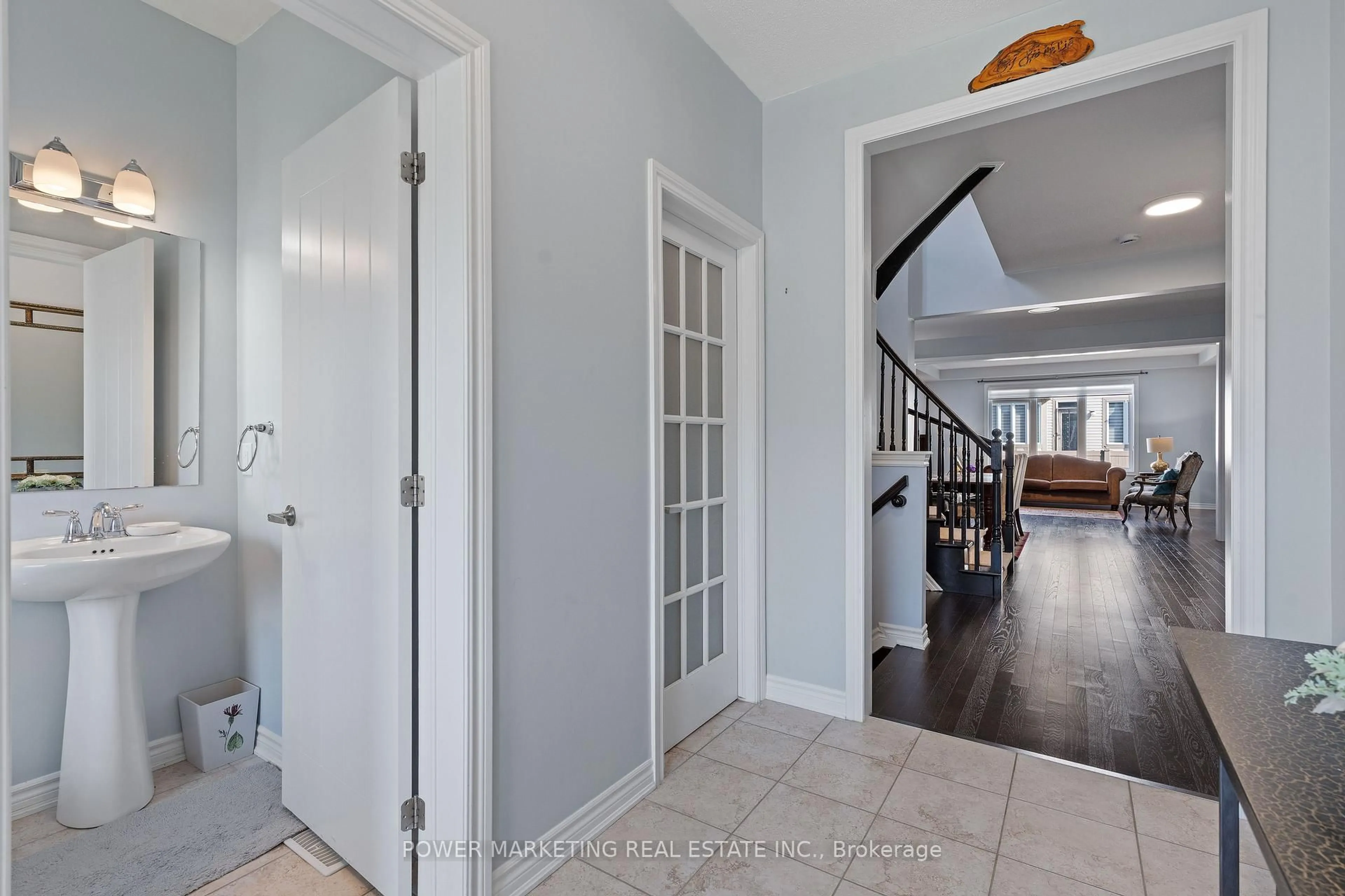 Indoor entryway for 241 Rue Des Soldats Riendeau St, Ottawa Ontario K2J 5Z4