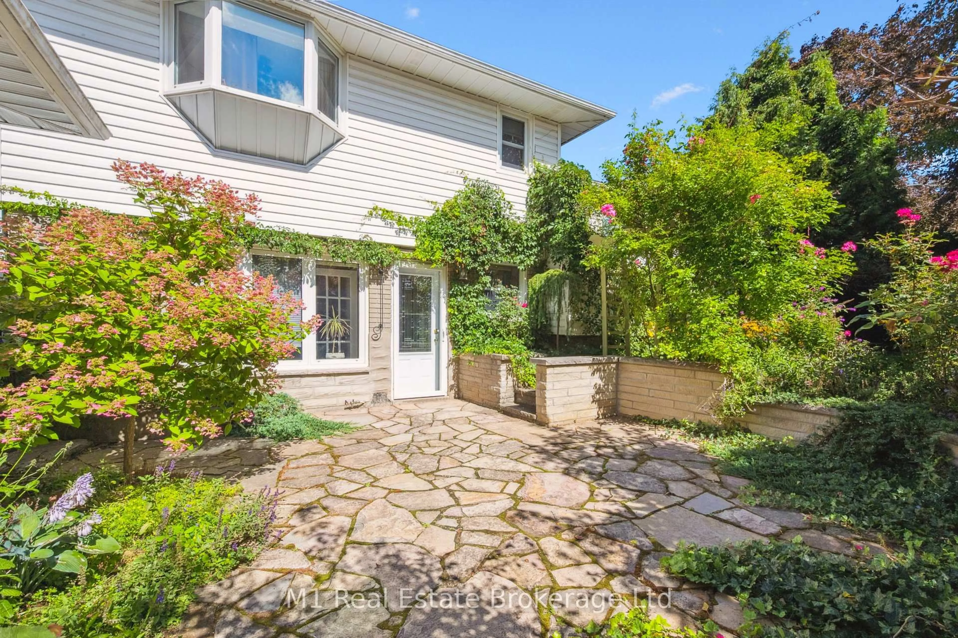 A pic from outside/outdoor area/front of a property/back of a property/a pic from drone, street for 21 Gladstone Ave, Guelph Ontario N1E 1L7
