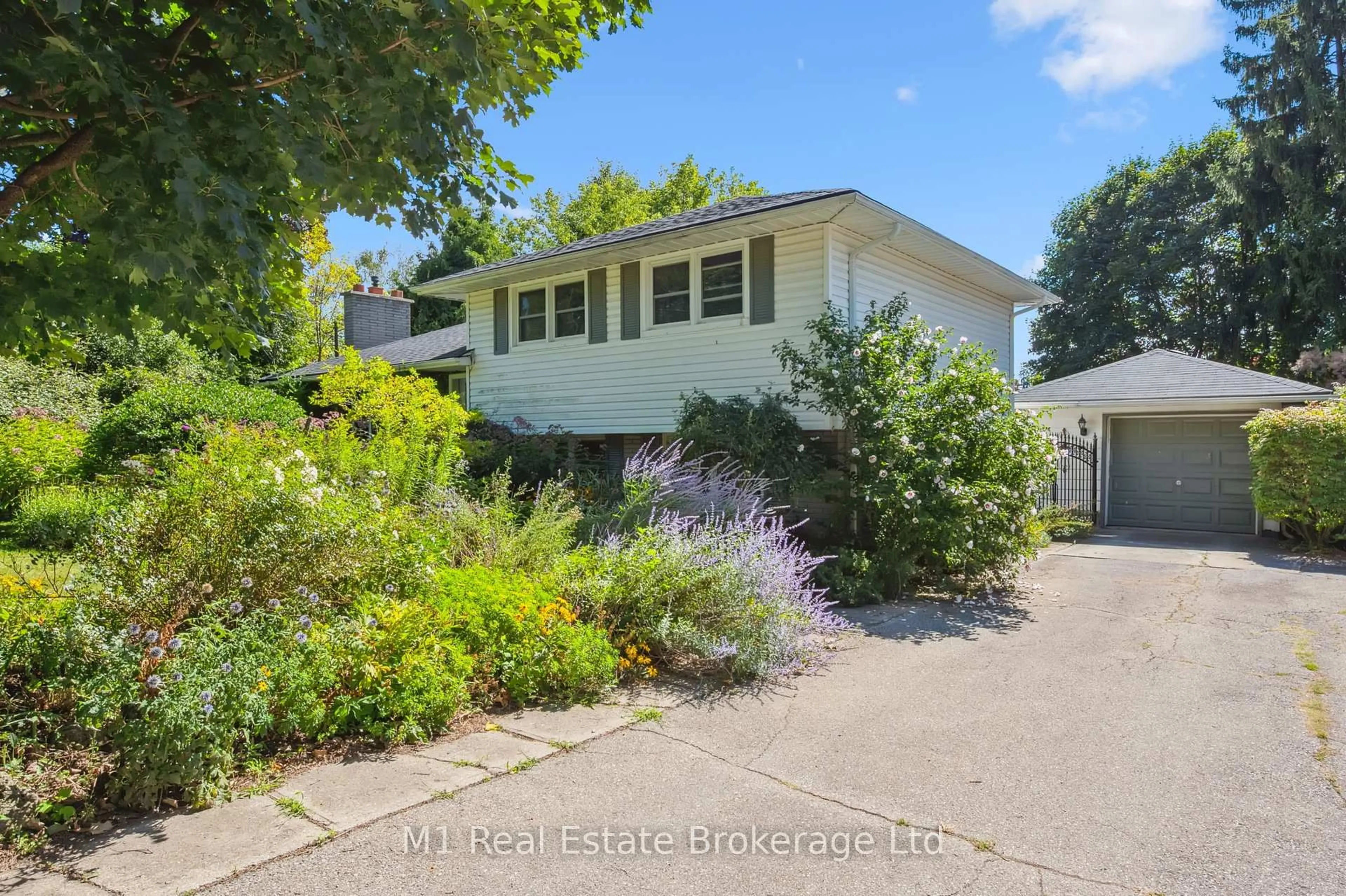 A pic from outside/outdoor area/front of a property/back of a property/a pic from drone, street for 21 Gladstone Ave, Guelph Ontario N1E 1L7