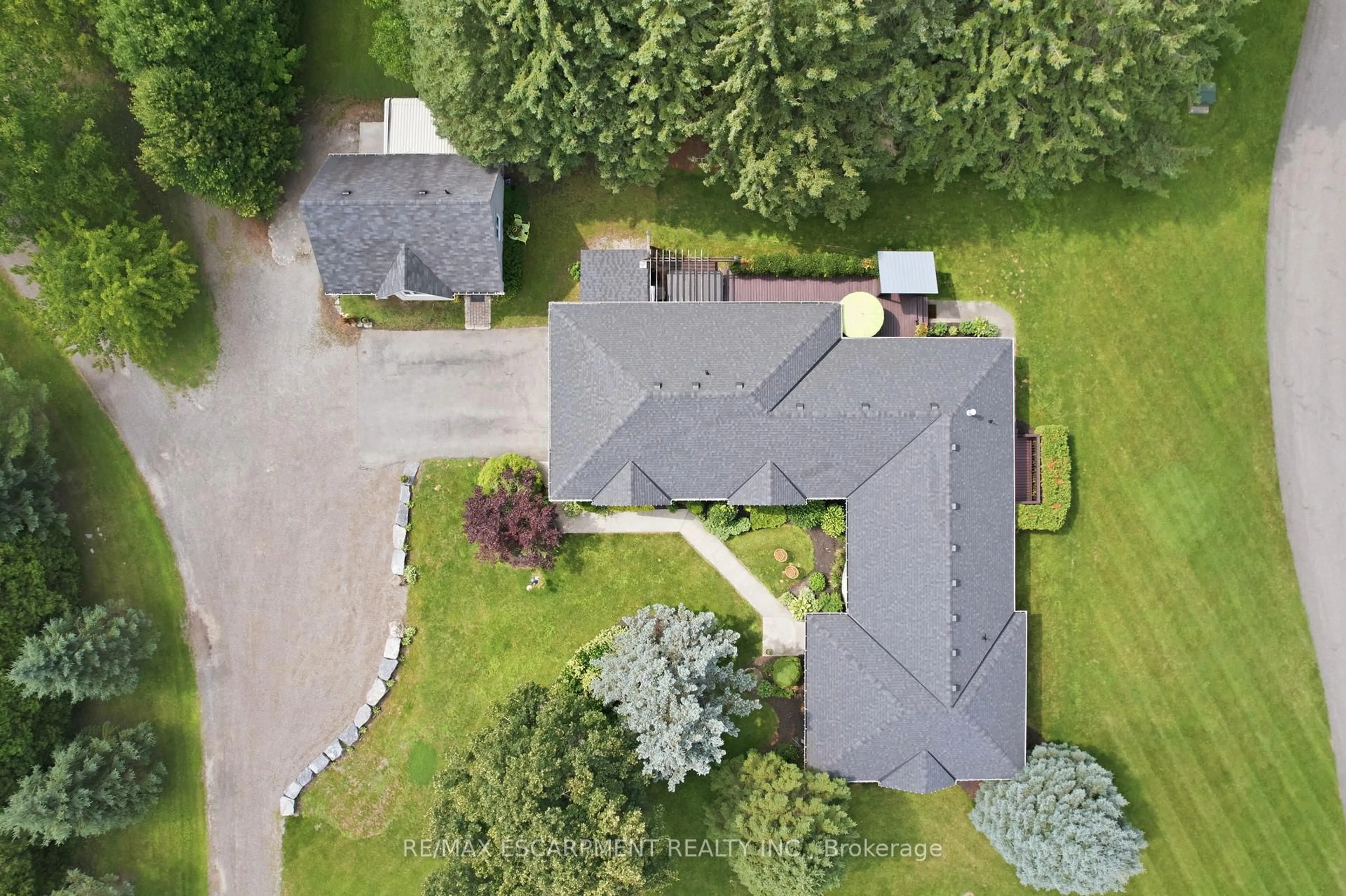 A pic from outside/outdoor area/front of a property/back of a property/a pic from drone, street for 19 Concession 5, Hamilton Ontario L8B 1K4