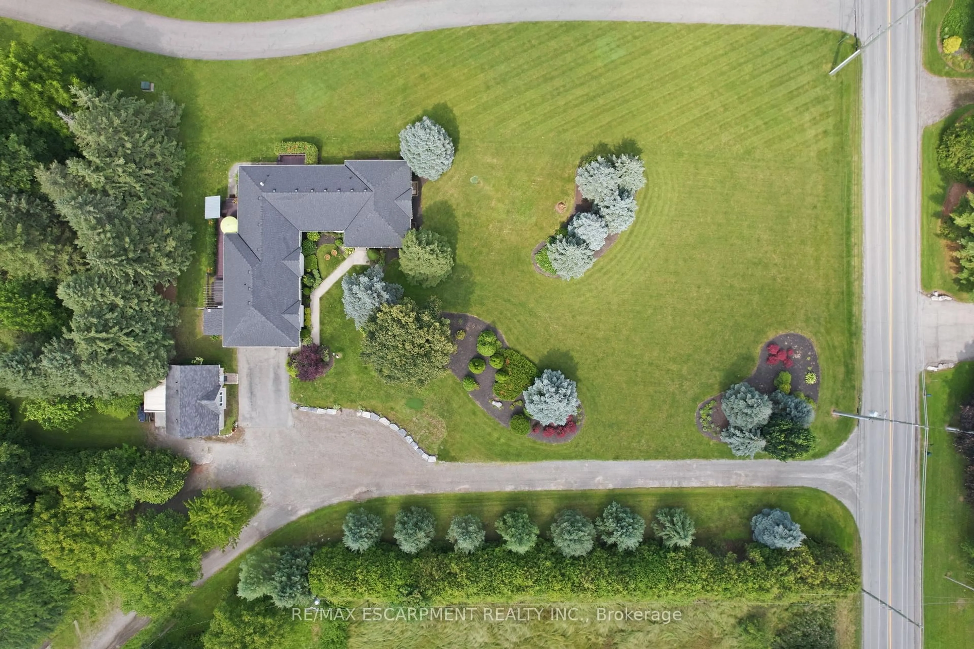 A pic from outside/outdoor area/front of a property/back of a property/a pic from drone, street for 19 Concession 5, Hamilton Ontario L8B 1K4