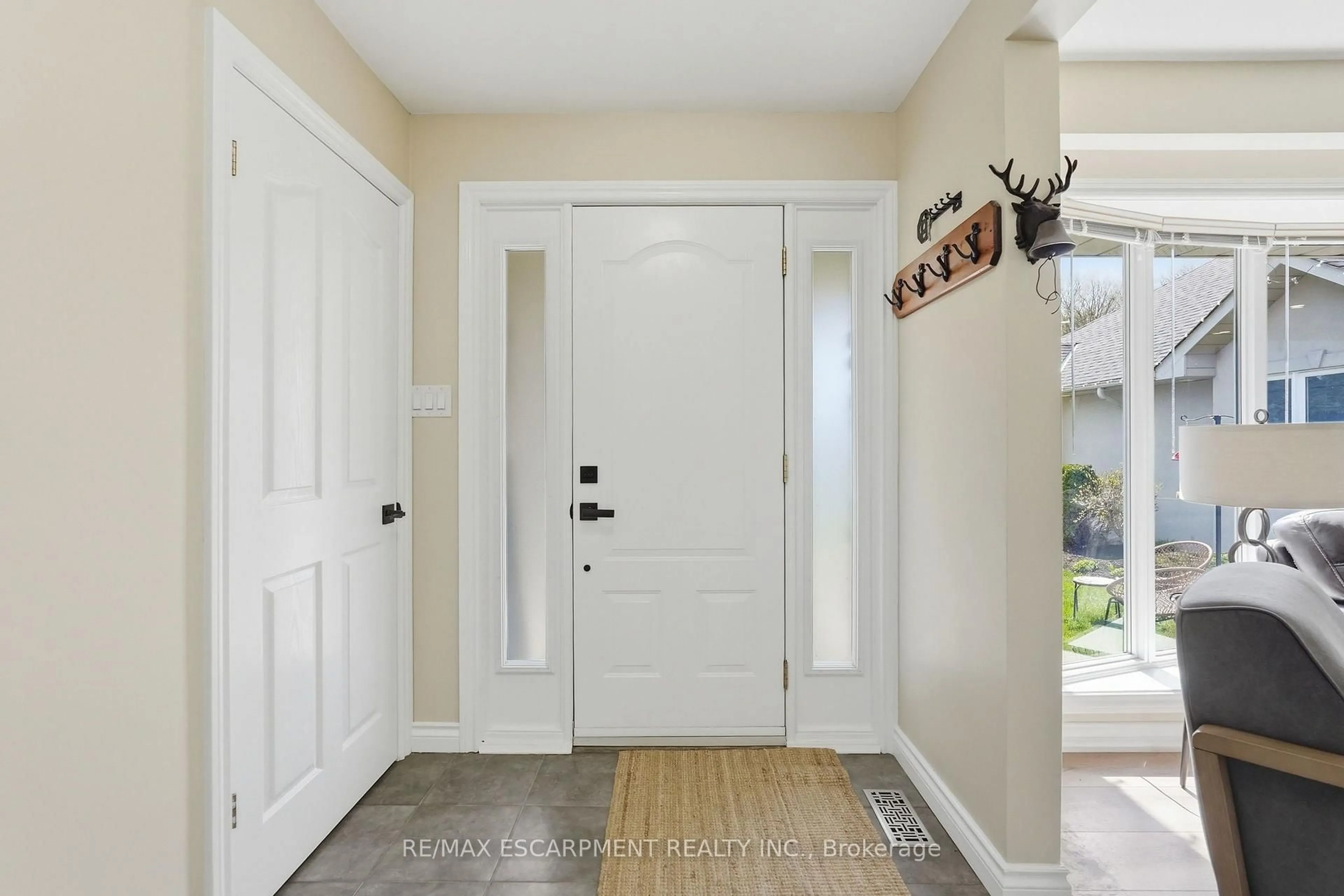 Indoor entryway for 19 Concession 5, Hamilton Ontario L8B 1K4