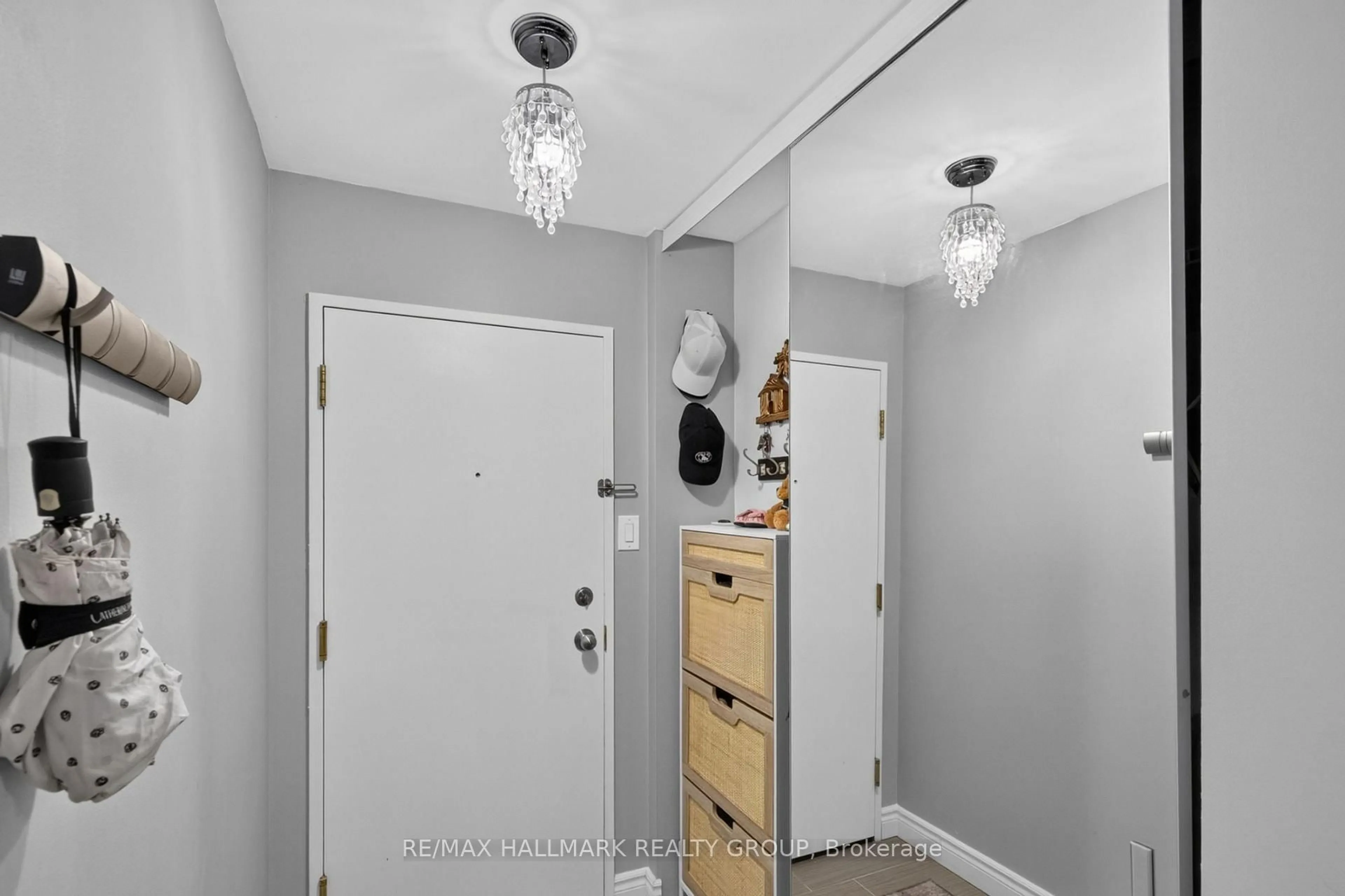 Indoor entryway for 199 Kent St #510, Ottawa Ontario K2P 2K8