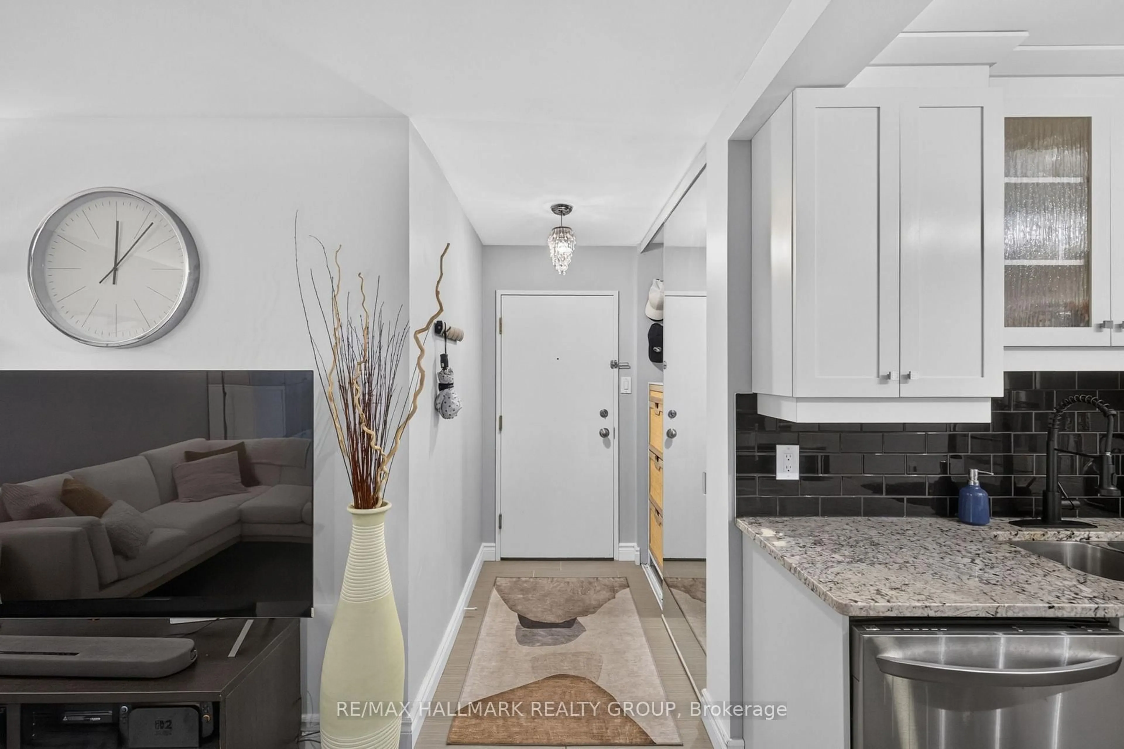 Open concept kitchen, ceramic/tile floor for 199 Kent St #510, Ottawa Ontario K2P 2K8