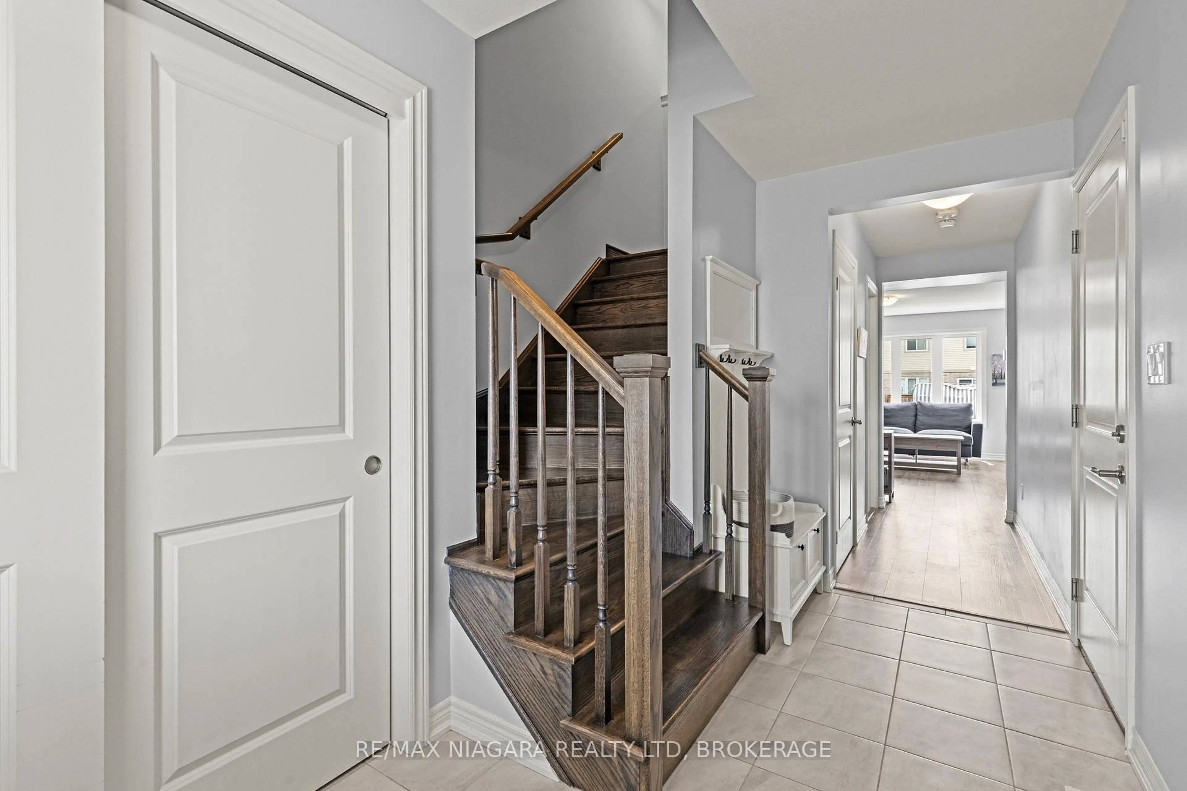 Indoor entryway for 159 Heron St, Welland Ontario L3C 0G8