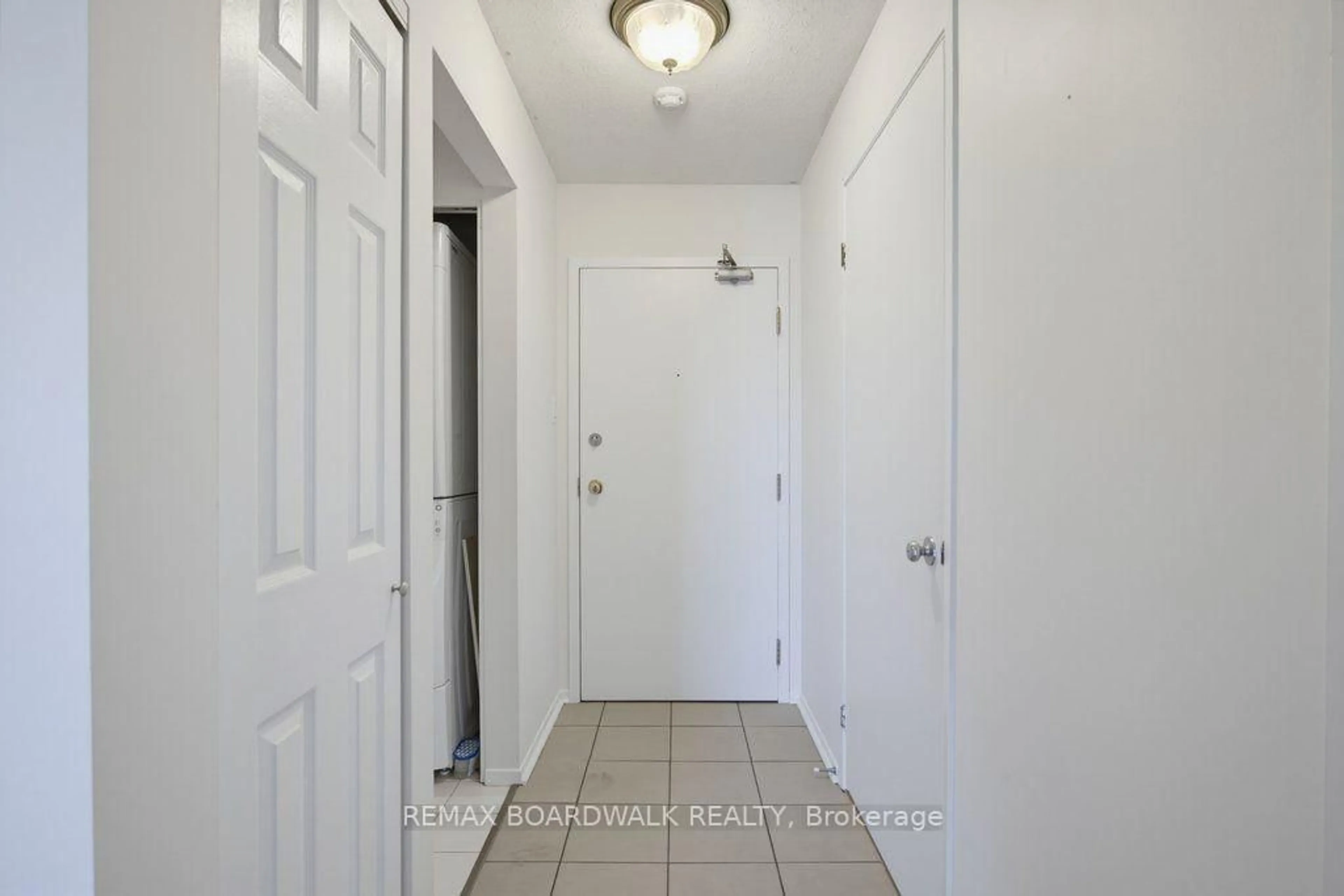Indoor entryway for 250 Brittany Dr #207, Ottawa Ontario K1K 4M1
