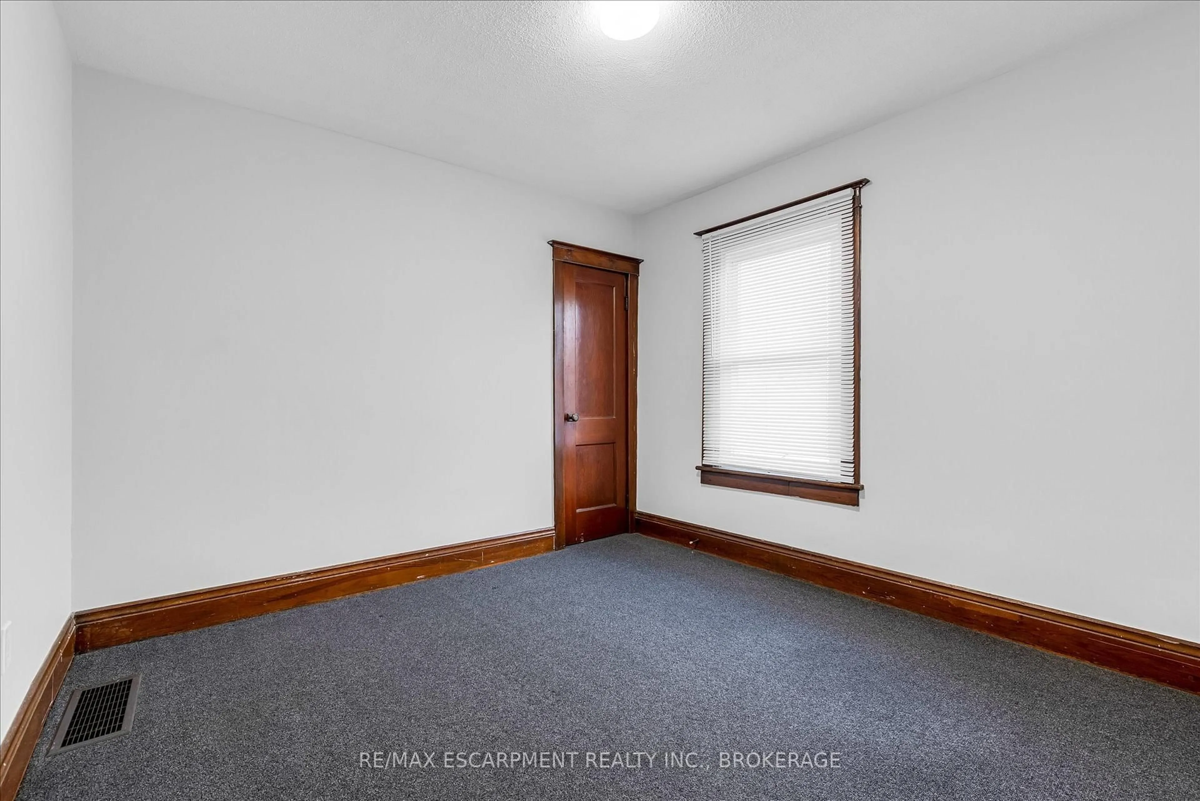 A pic of a room for 121 Edgemont St, Hamilton Ontario L8H 4E2