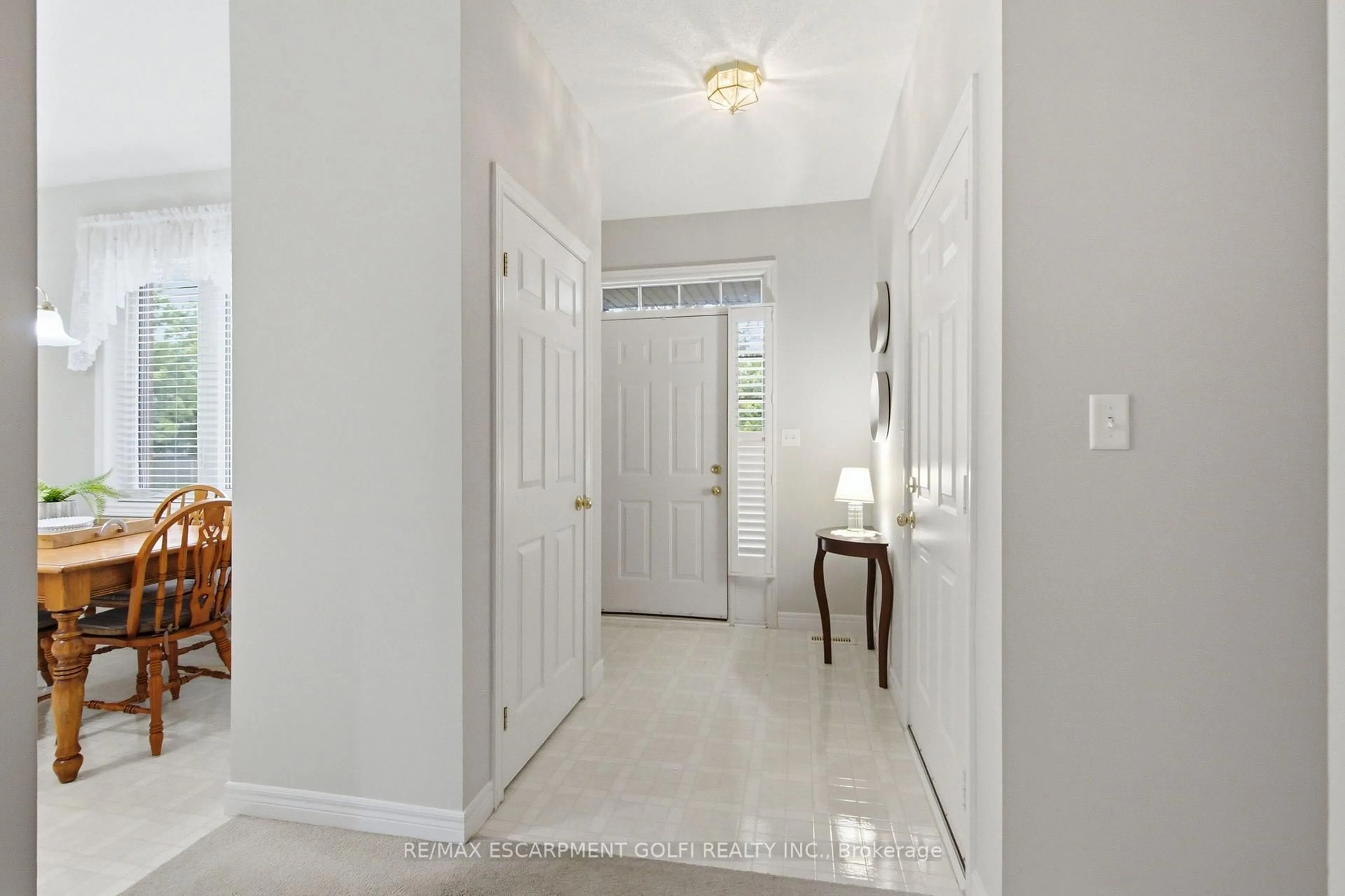 Indoor entryway for 21 Cathy Dr, Hamilton Ontario L0R 1W0